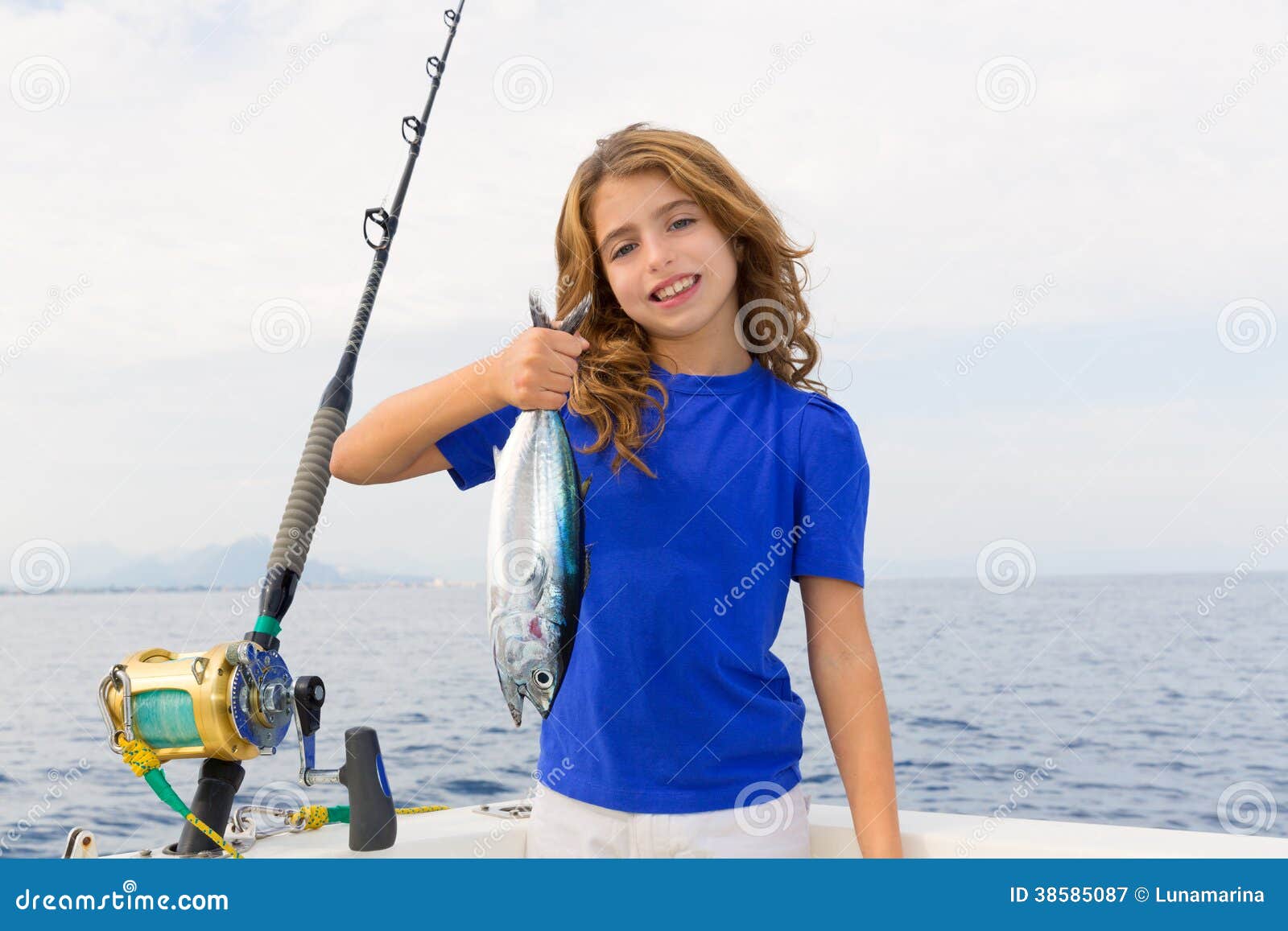 https://thumbs.dreamstime.com/z/blond-girl-fishing-bluefin-tuna-trolling-sea-mediterranean-catch-release-38585087.jpg