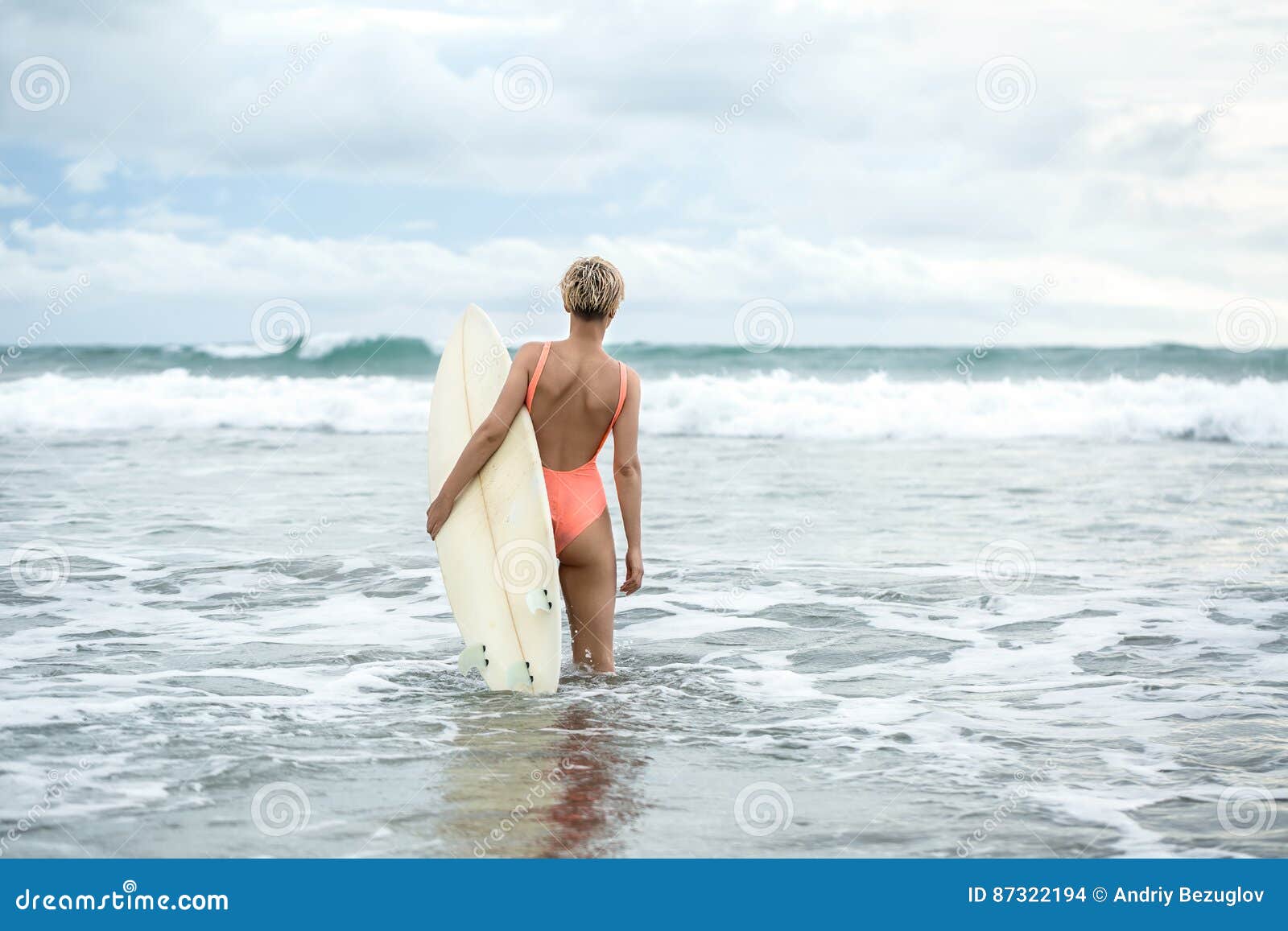 Femme Blonde En Maillot De Bain Avec Planche De Surf Sur La Plage