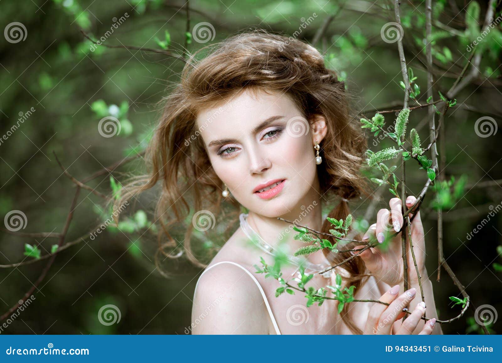 Blonde Braut Der Nahaufnahme Mit Modehochzeitsfrisur Und Make Up Stockbild Bild Von Blonde Make