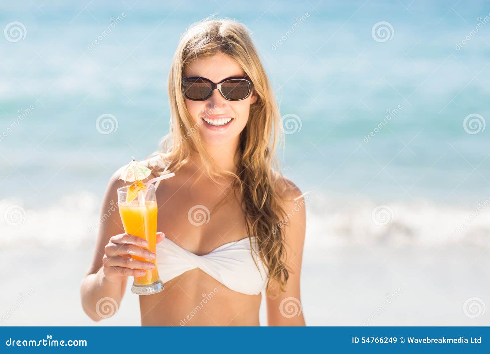 Blonde drink. Девушка пьет коктейль на пляже. Девушки в купальниках на пляже пьют коктейль. Блондинка со спине в Солнечном очки пье коктеиль. Девушка пьет коктейль в полный рост.