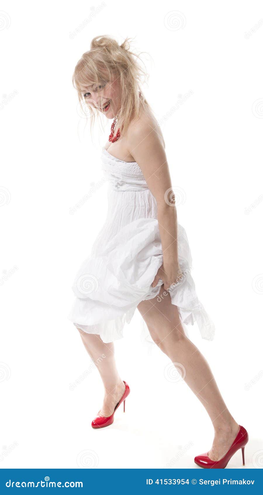 Blonde En Vestido Blanco Zapatos Rojos Foto de archivo - Imagen persona: 41533954