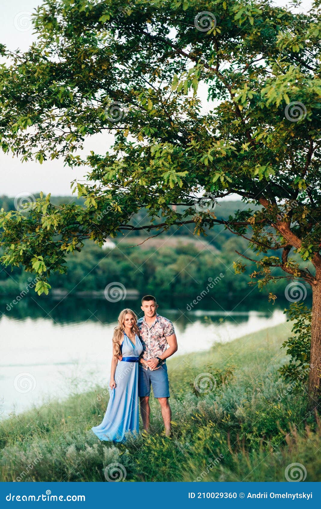 Blonde Fille Avec Les Cheveux L ches Dans Une Robe Bleu Clair Et