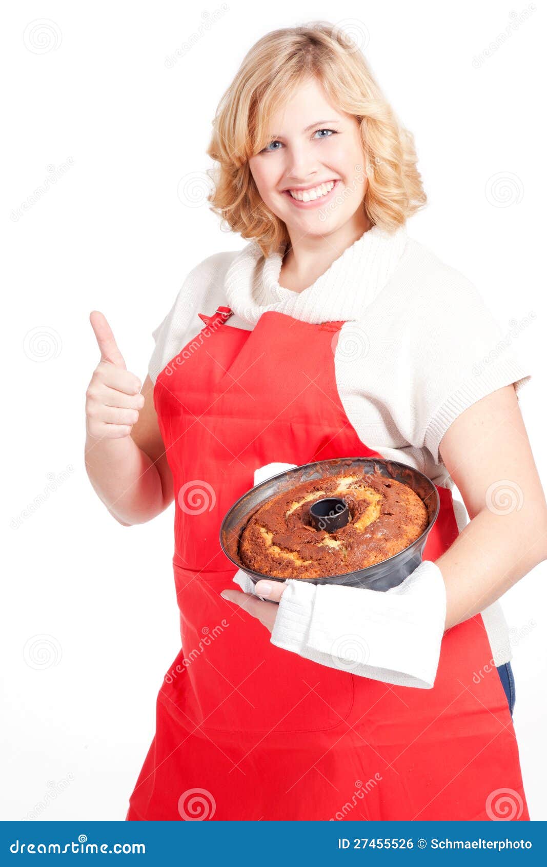 Junge blonde Frau mit bundt Kuchen und rotem Vorfeld