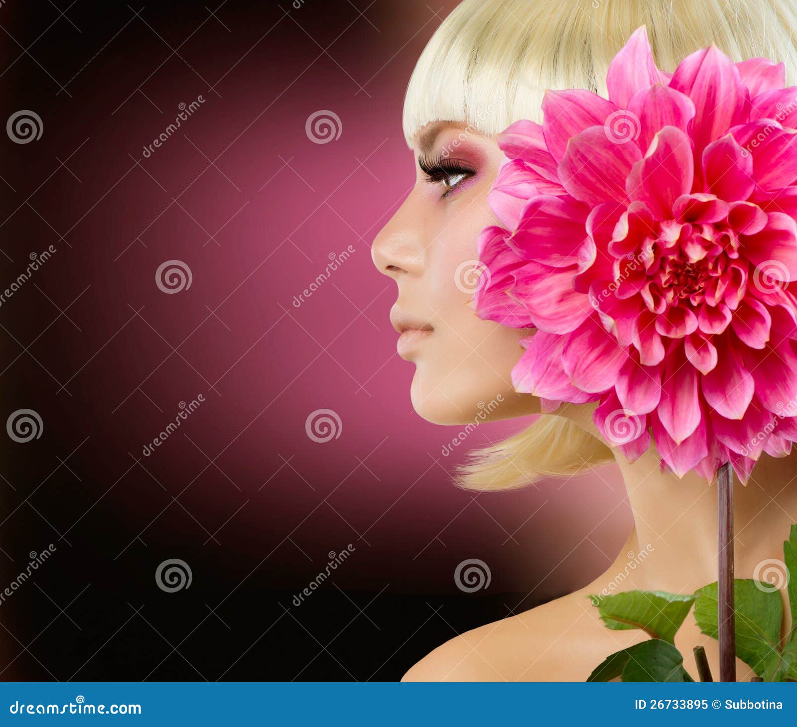 Blonde Frau Mit DahlieBlume Stockbild Bild von baumuster, frisur