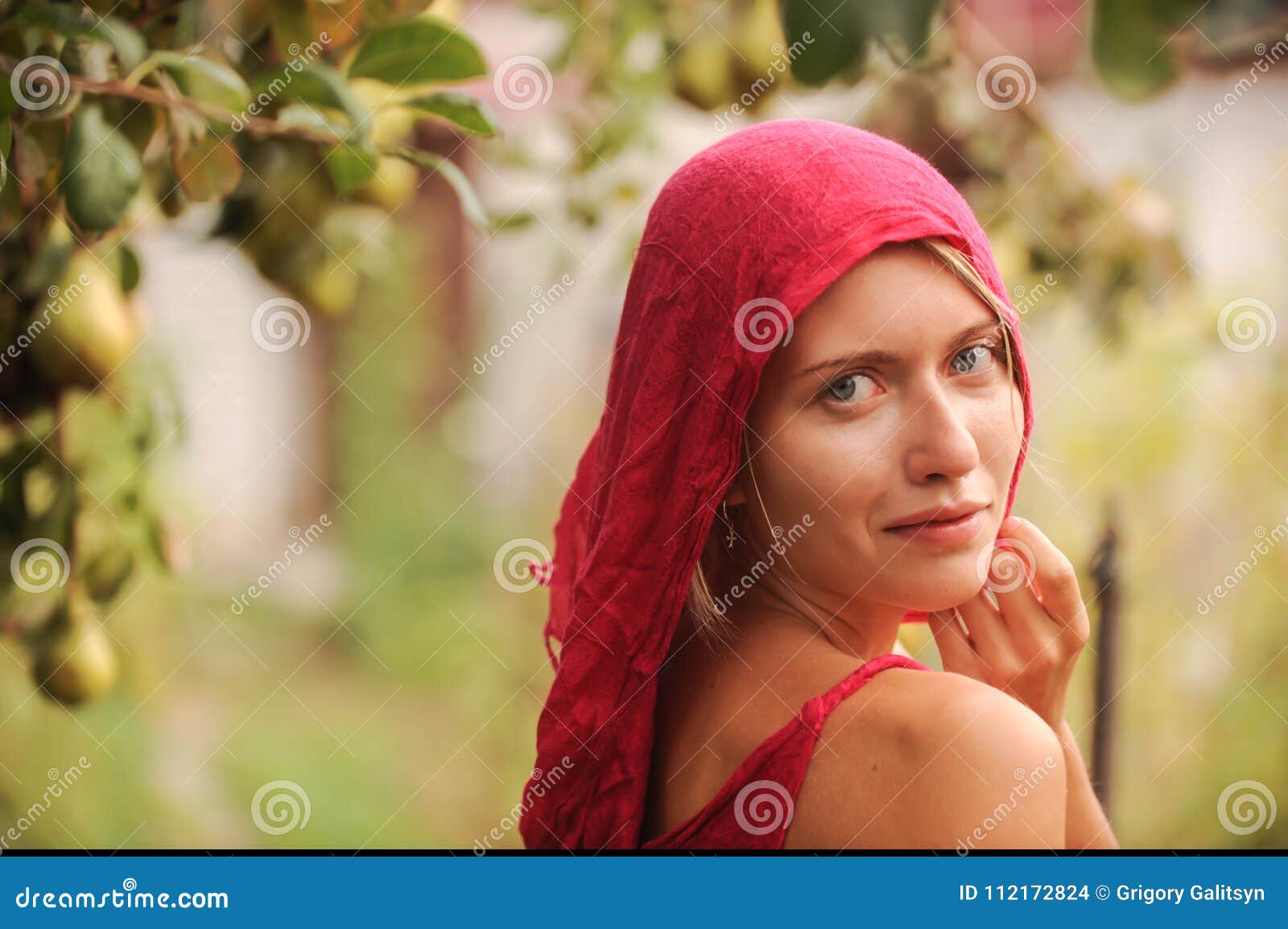 Blonde Ruso De La Belleza Con Los Ojos Azules Que Trabajan Blonde Ruso De La Belleza Con Los Ojos Azules Que Trabajan