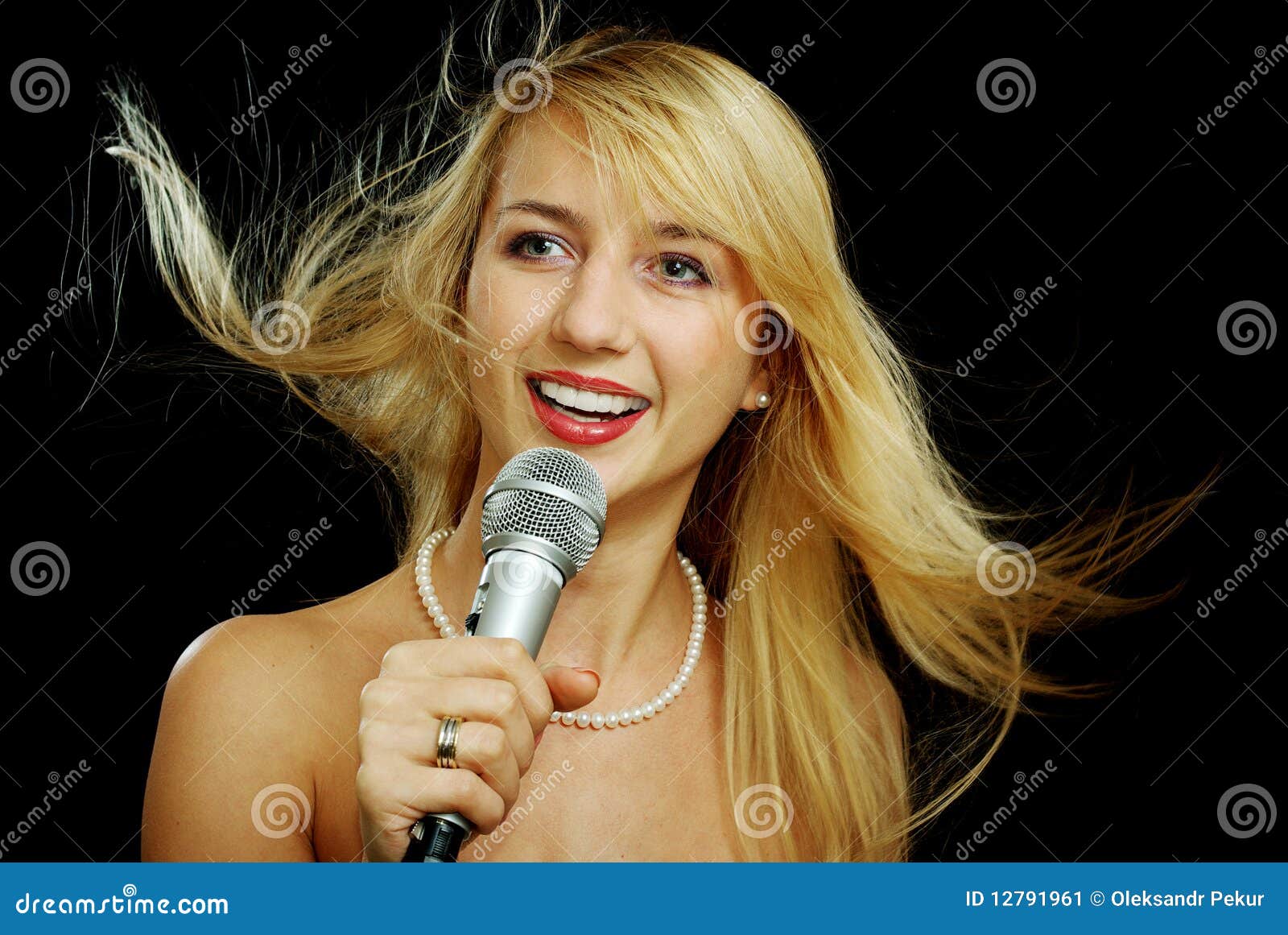 Blond Teen Was Singing 40