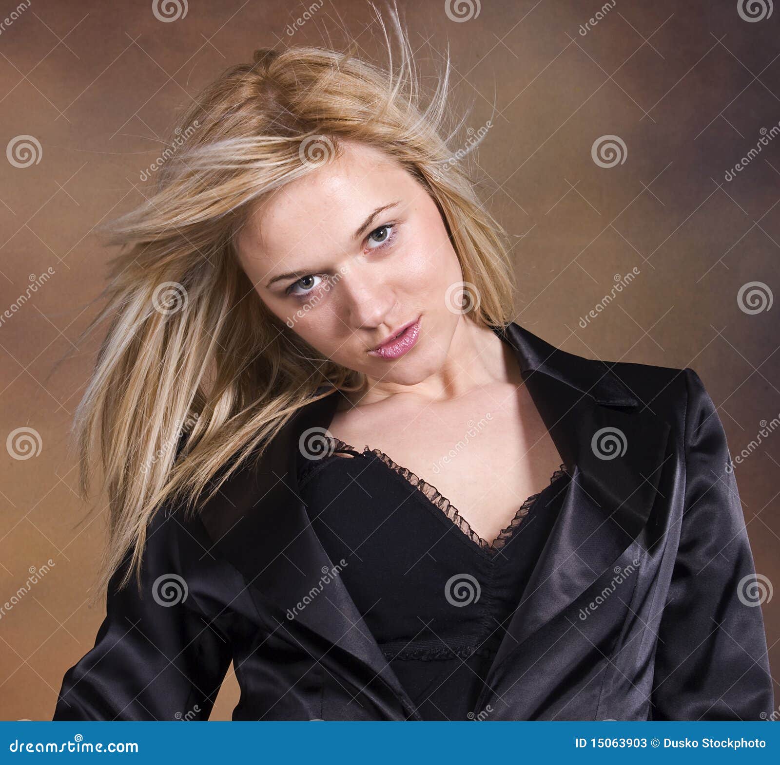 Blonde Tiener Met Haar Haar Het Blazen Stock Afbeelding