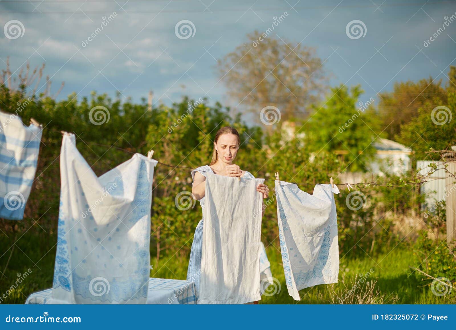 Blonde Vrouw Villager Die Nat Witblauw Wasgoed Aan De Lijn Hangt Stock ...