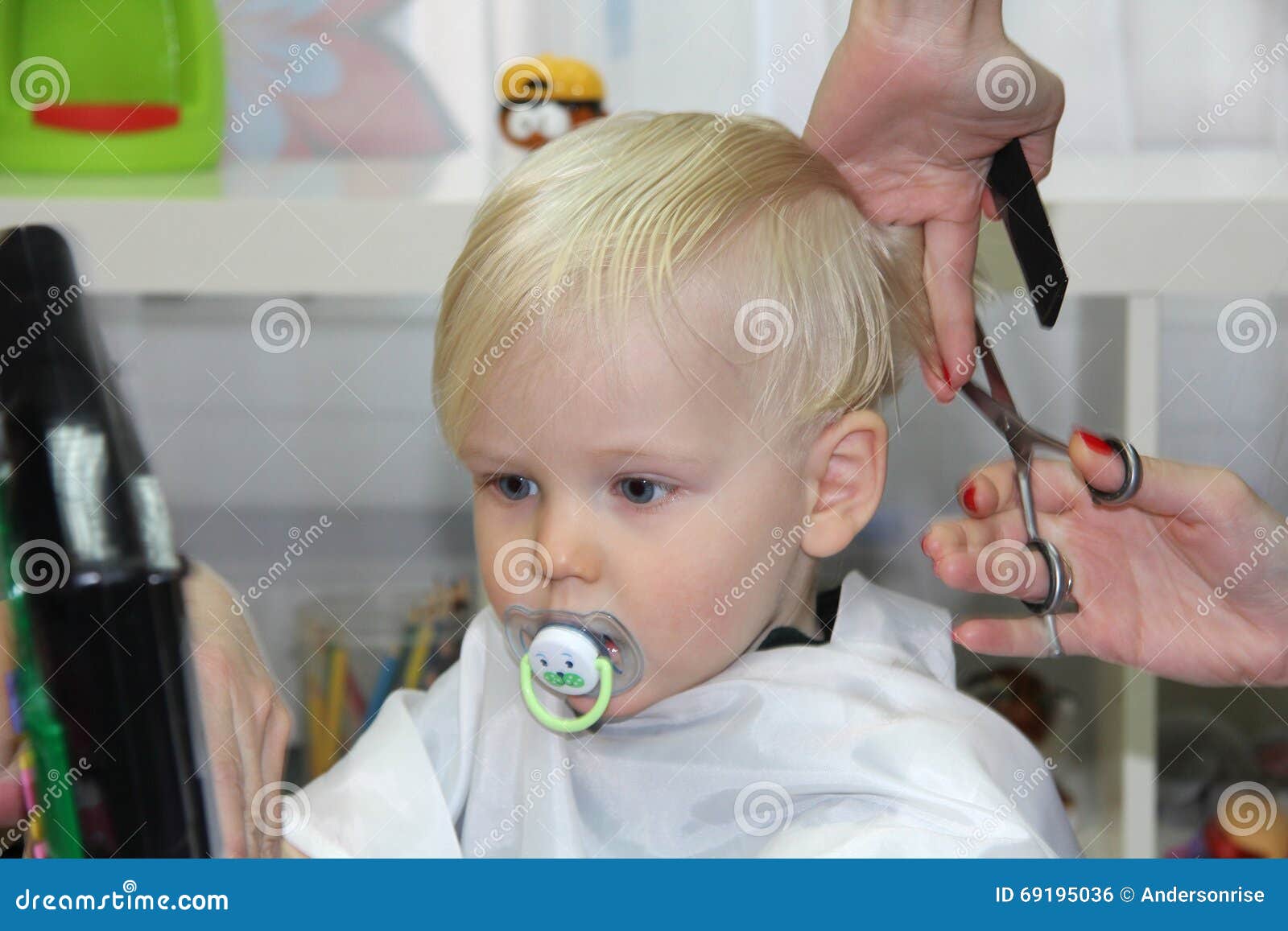 Blonder Kleiner Junge Schnitt Ihr Haar In Einem Friseur Der Kinder Stockfoto Bild Von Junge Blonder