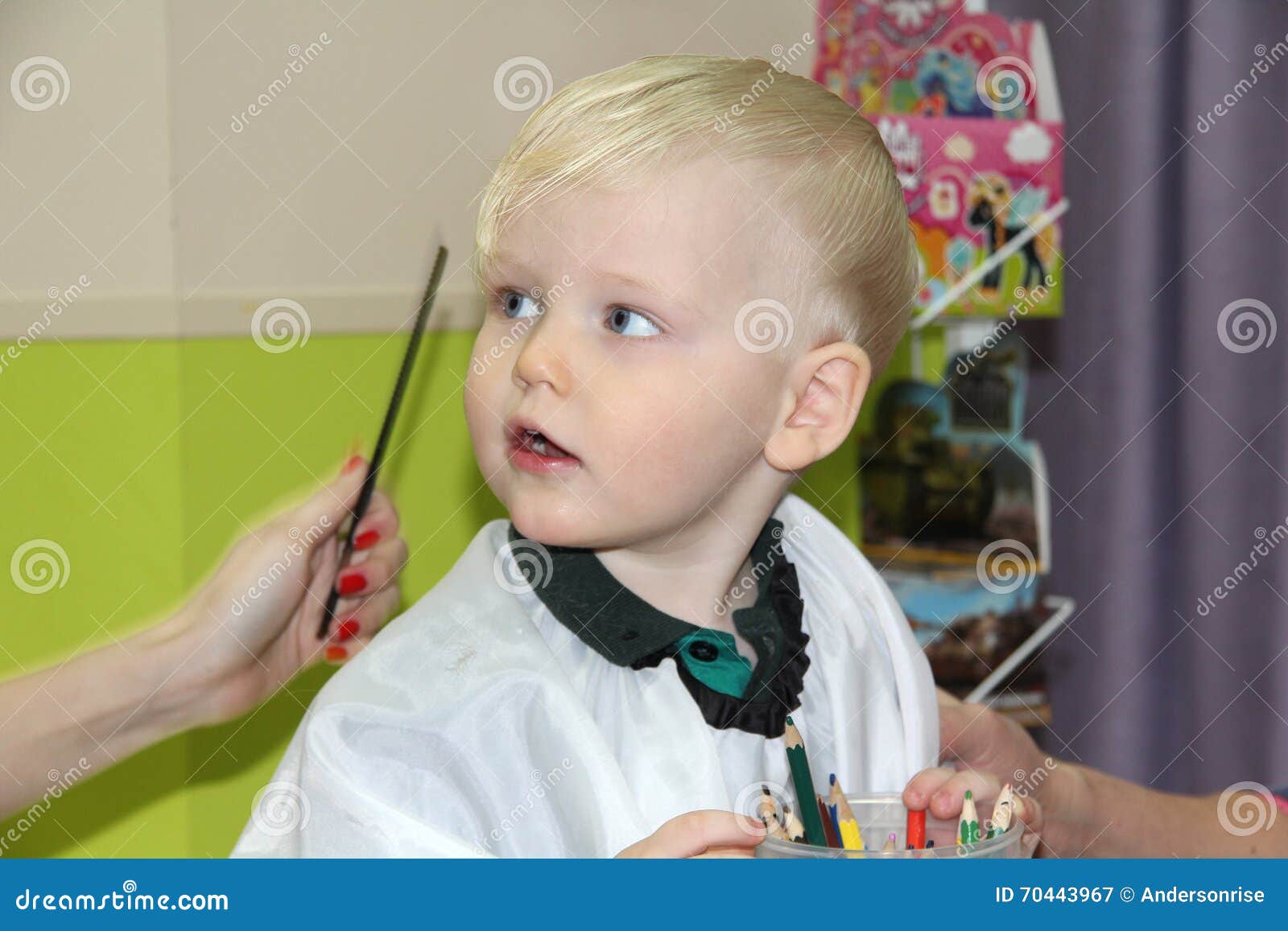 Blonder Kleiner Junge Schnitt Ihr Haar In Einem Friseur Der Kinder Stockbild Bild Von Kinder Friseur