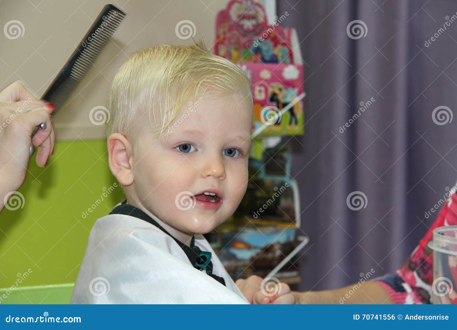 Blonder Kleiner Junge Schnitt Ihr Haar In Einem Friseur Der Kinder Stockfoto Bild Von Haar Junge