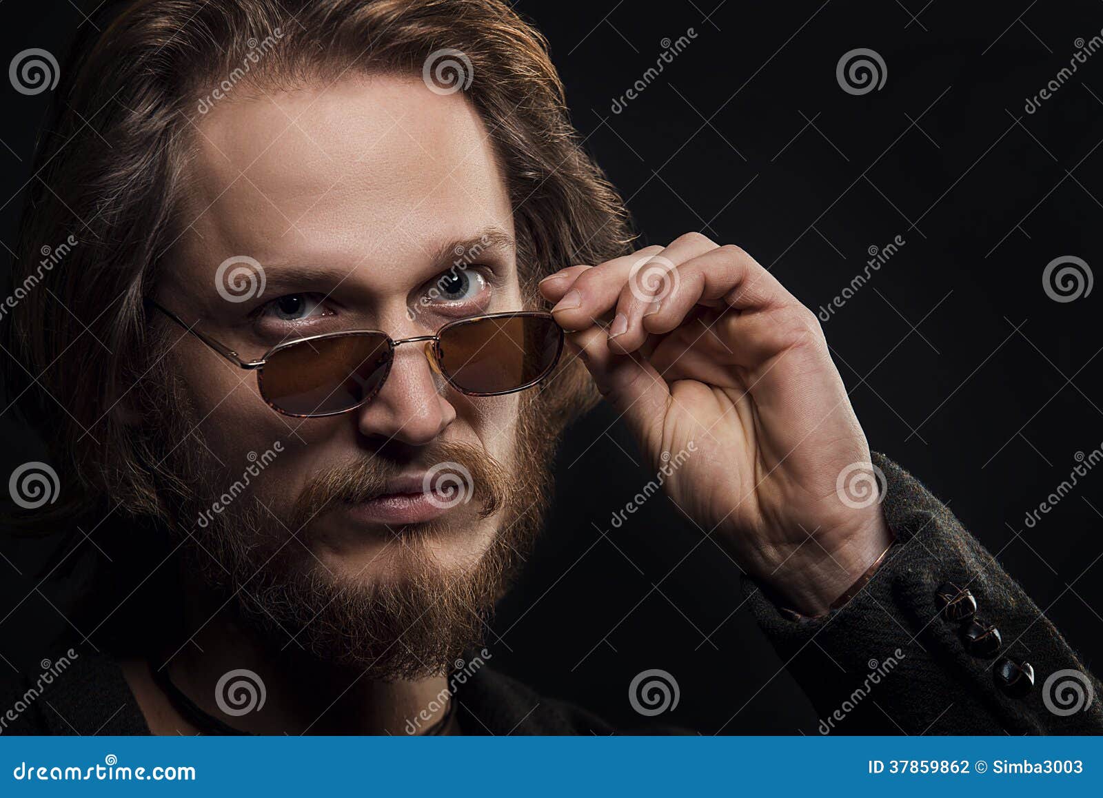 Blonder Mann Mit Schnurrbart Und Bart Tragender Sonnenbrille Stockfoto Bild Von Tragender Blonder