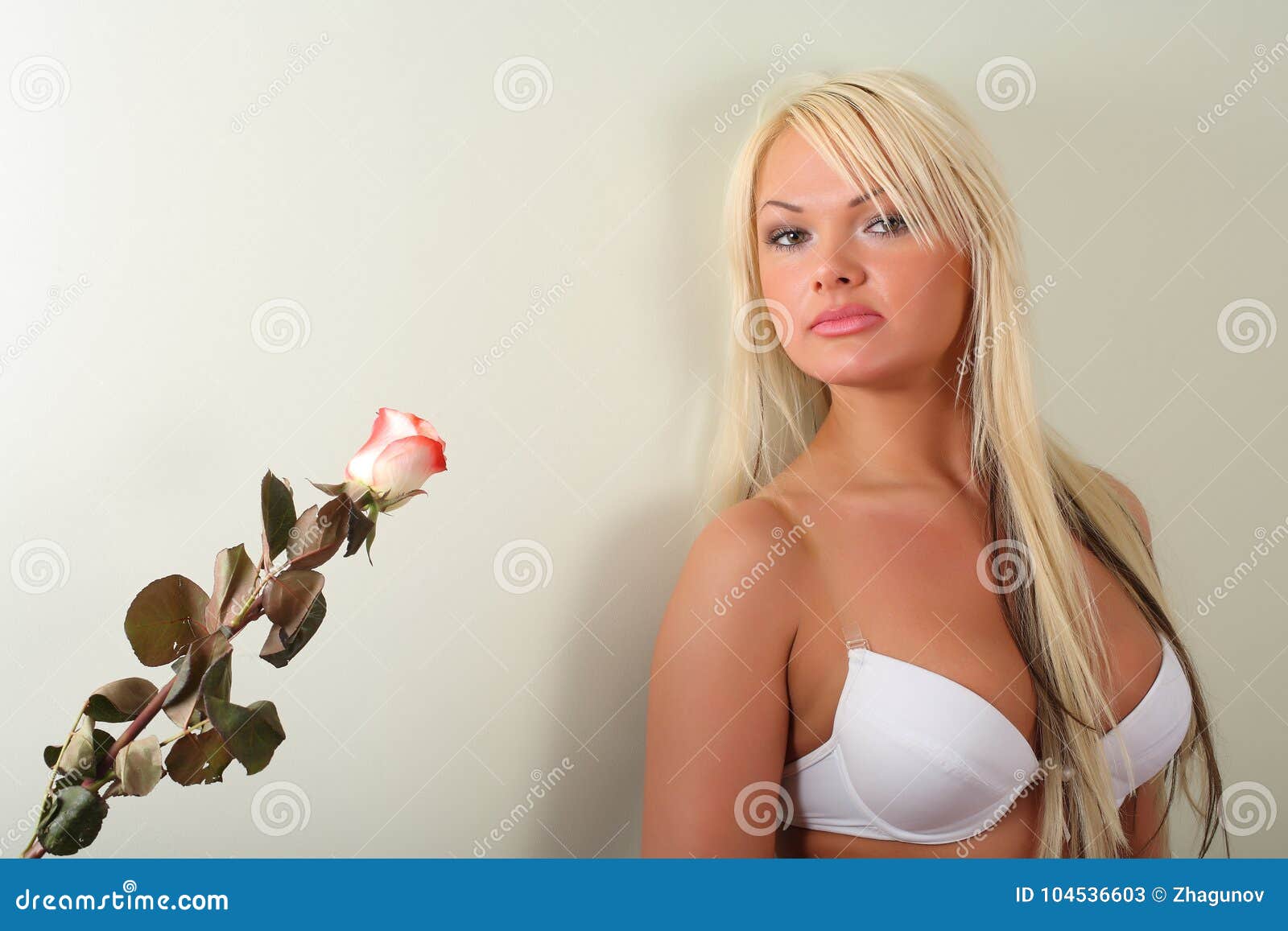 Blondine Mit Den Großen Brüsten Im Weißen BH Stockbild - Bild von freude,  schauen: 104536603