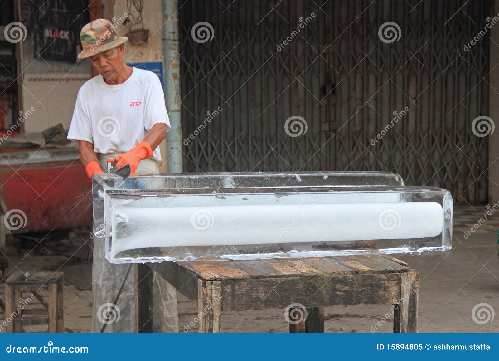 Bloque de hielo del corte imagen editorial. Imagen de bloque 15894805