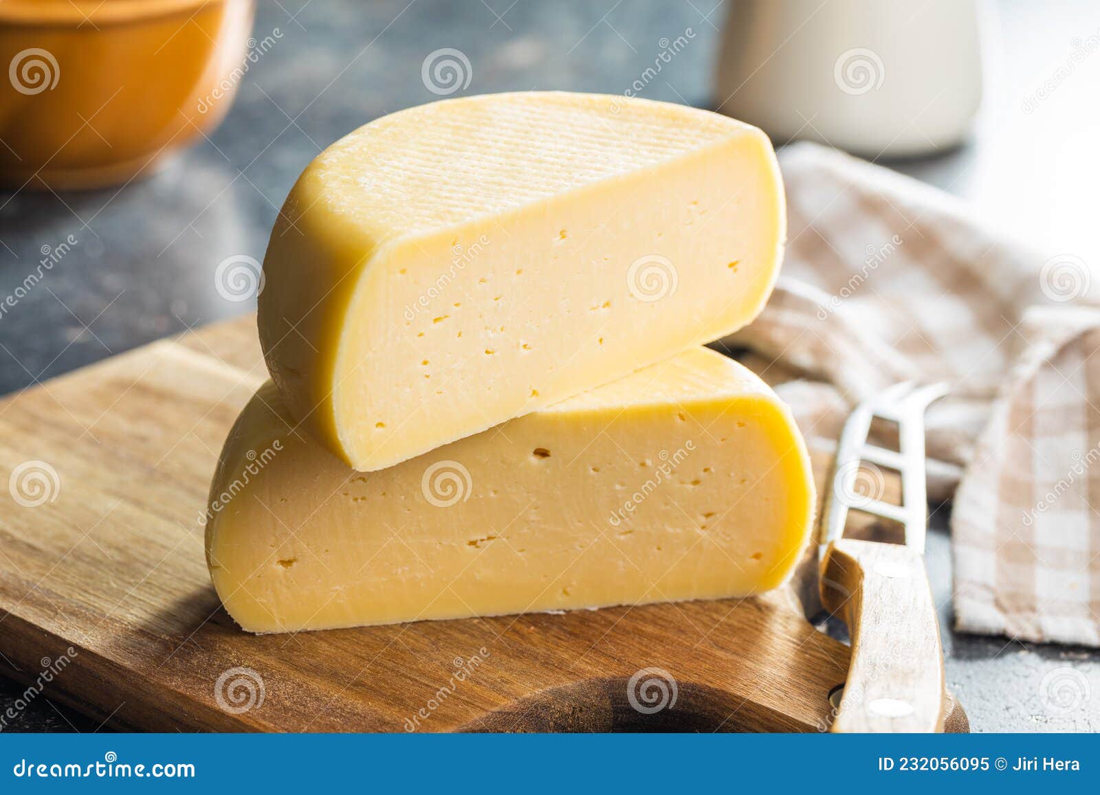 Bloque de queso duro imagen de archivo. Imagen de culinario 232056095