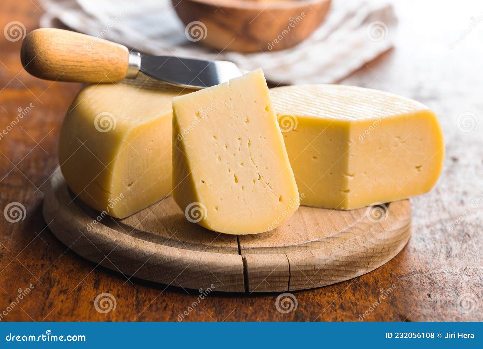 Bloque de queso duro foto de archivo. Imagen de sano 232056108