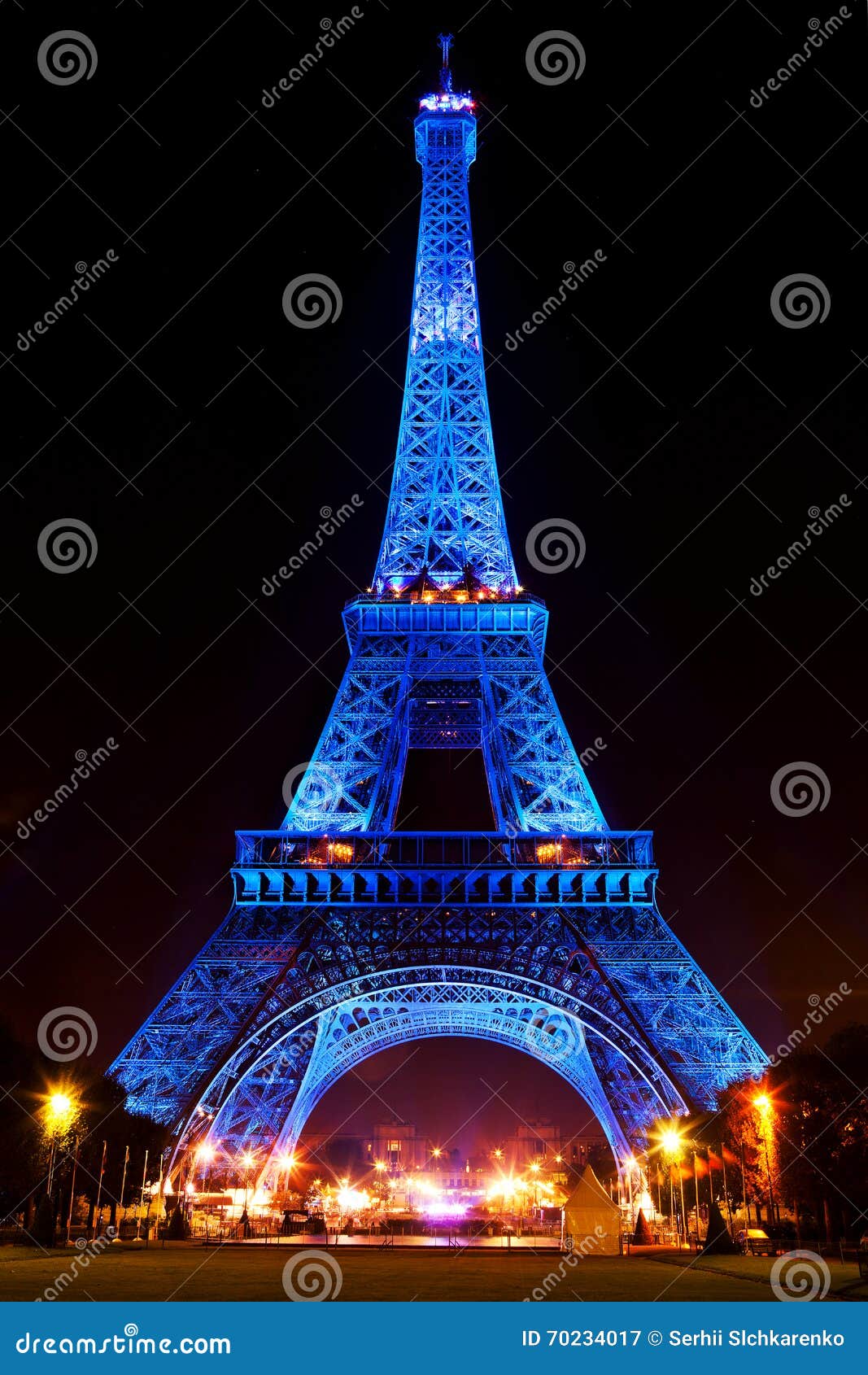 Blu D Ardore Della Torre Eiffel Illuminato Alla Notte A Parigi Francia Fotografia Editoriale Immagine Di Ferro Monumento