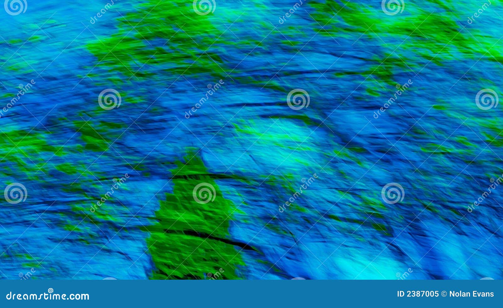 Blu e verde astratti. Immagine astratta creata usando velocità di otturatore lenta mentre spostando lunghezza focale dell'obiettivo, colori aggiunti in seguito