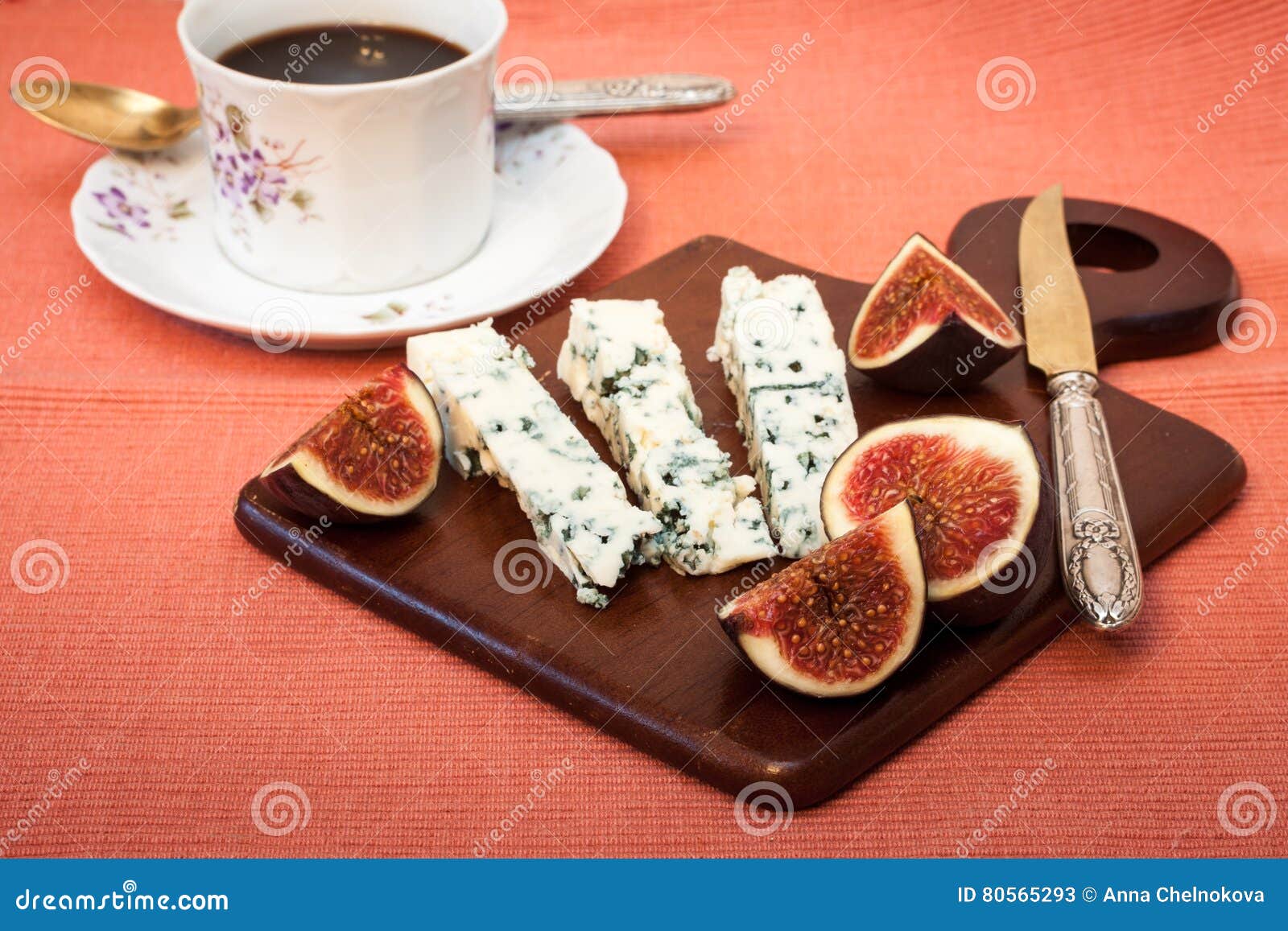 Blue cheese and fresh figs stock image. Image of meal 80565293