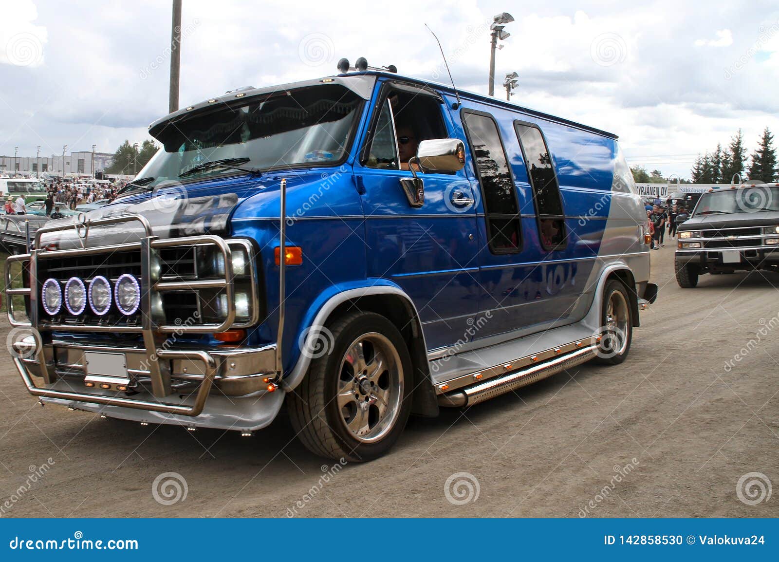 chevrolet chevy van 2018