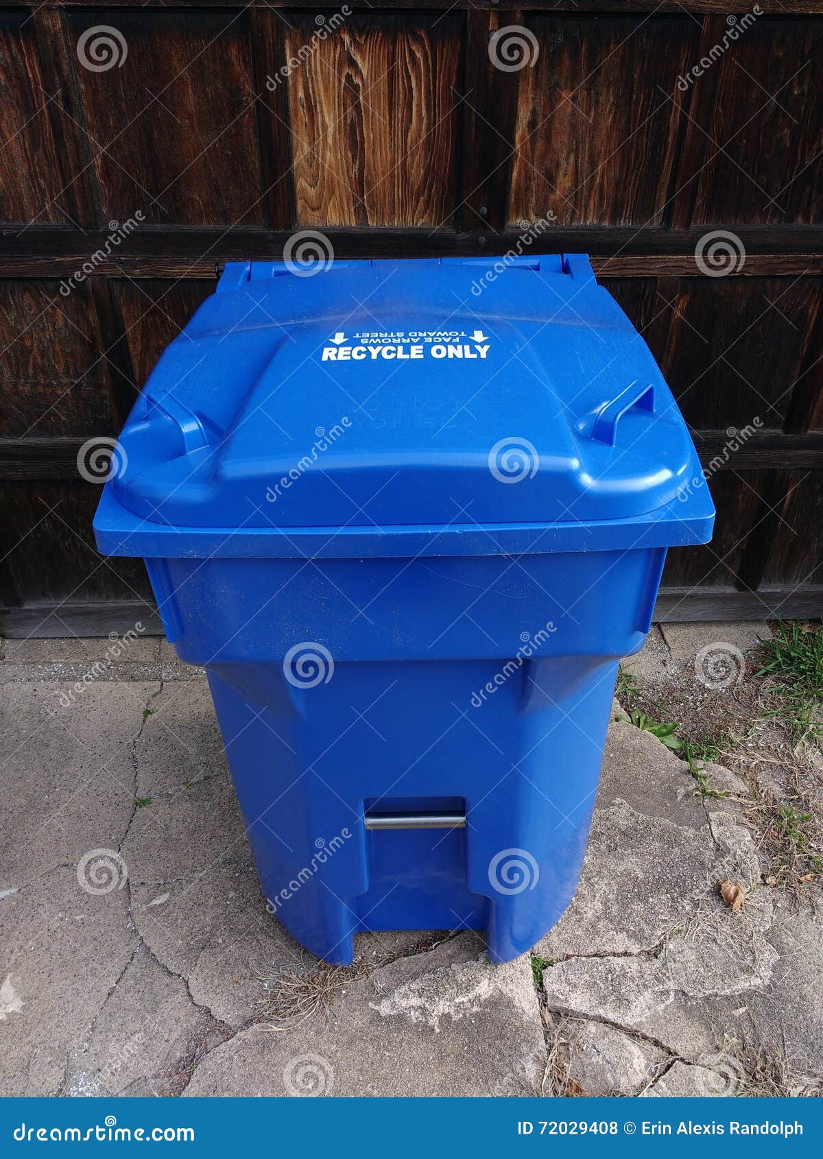 https://thumbs.dreamstime.com/z/blue-heavy-duty-recycling-garbage-can-residential-curbside-plastic-container-sits-driveway-front-wooden-garage-72029408.jpg