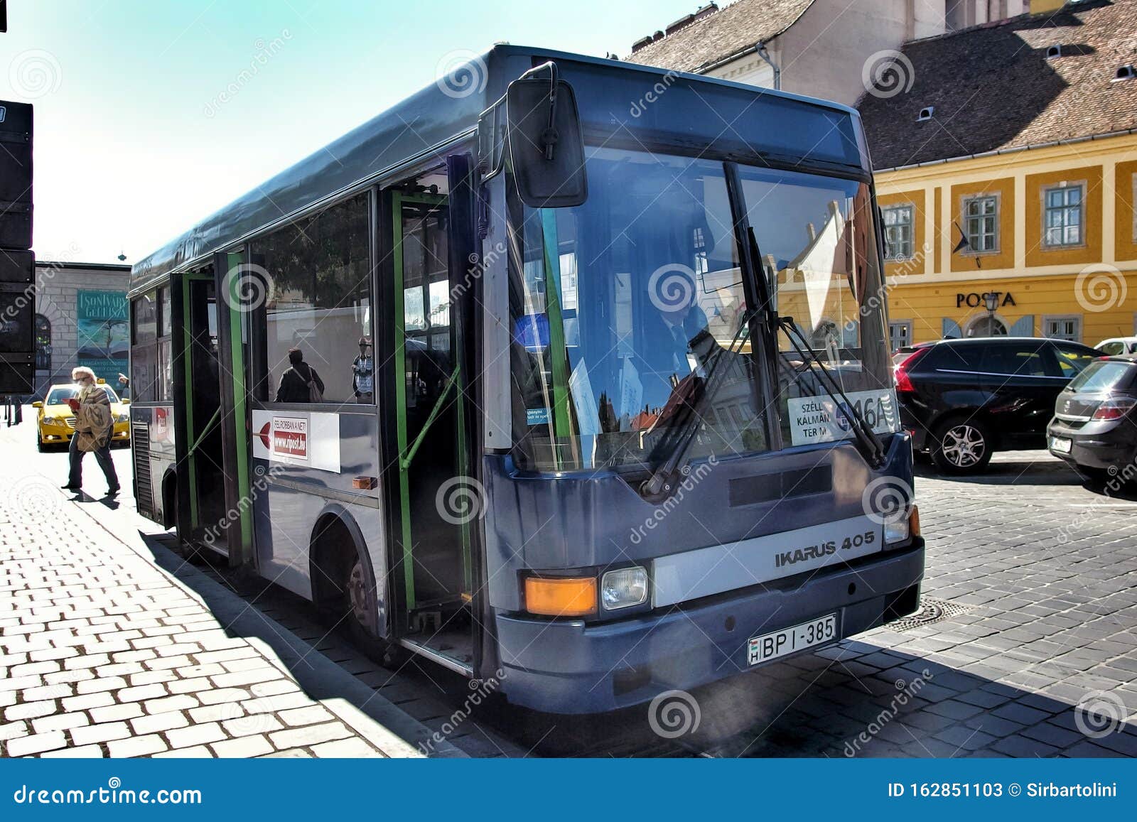 Watch: Budapest Says Goodbye to Iconic Ikarus Bus 