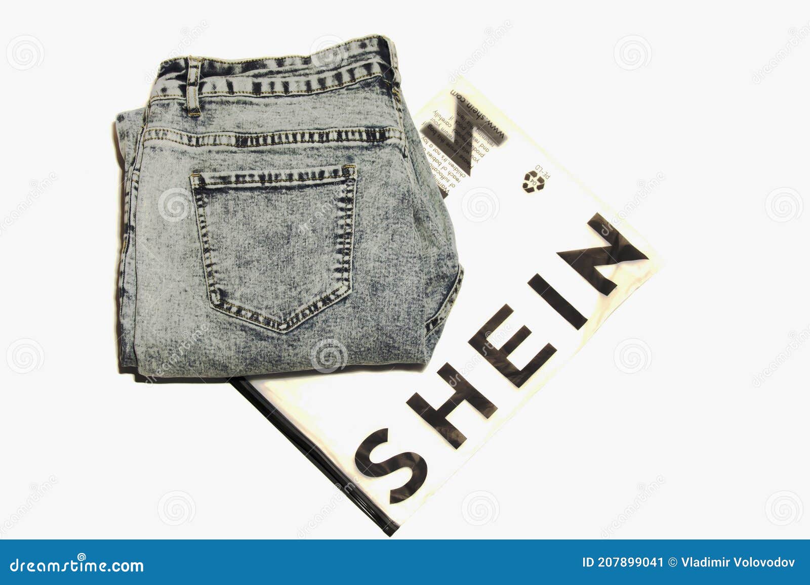 Blue Jeans La Tienda De Ropa Online Shein. Sobre Fondo Blanco Foto editorial - de salida, editorial: 207899041