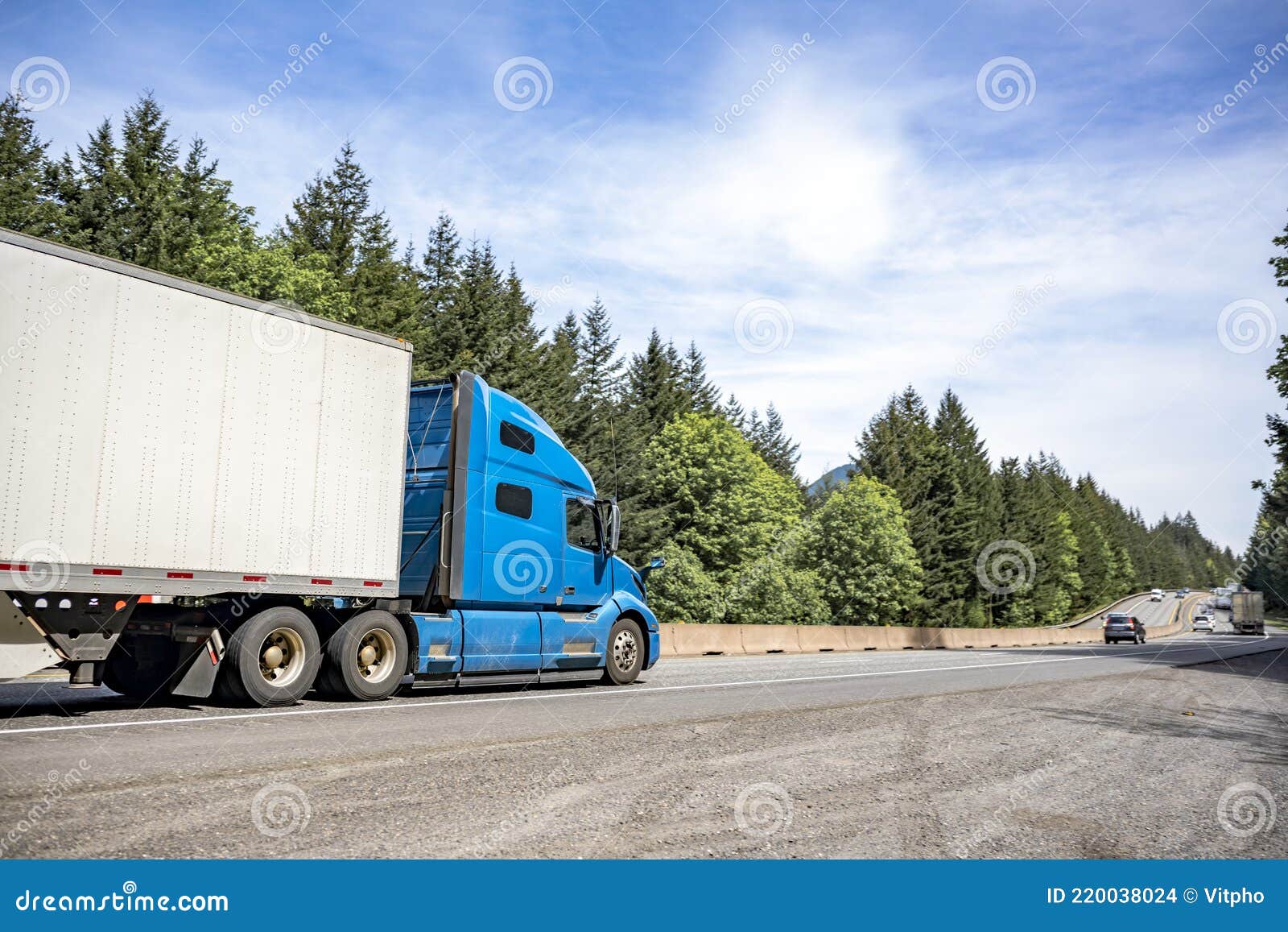 Blue Long Haul Big Rig Industrial Semi Truck With Dry Van Semi Trailer