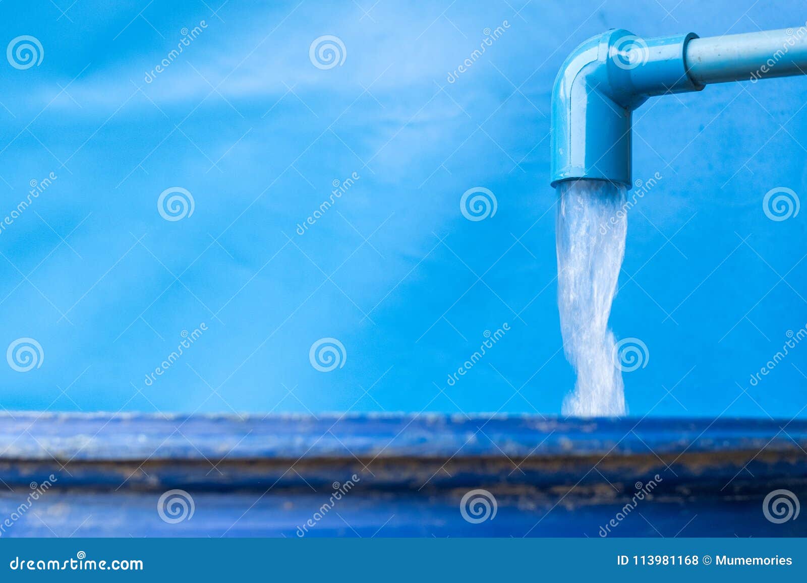 Сток жидкости. Проточная вода. Водопровод мечты. Трубы для воды. Вода течет из трубы.
