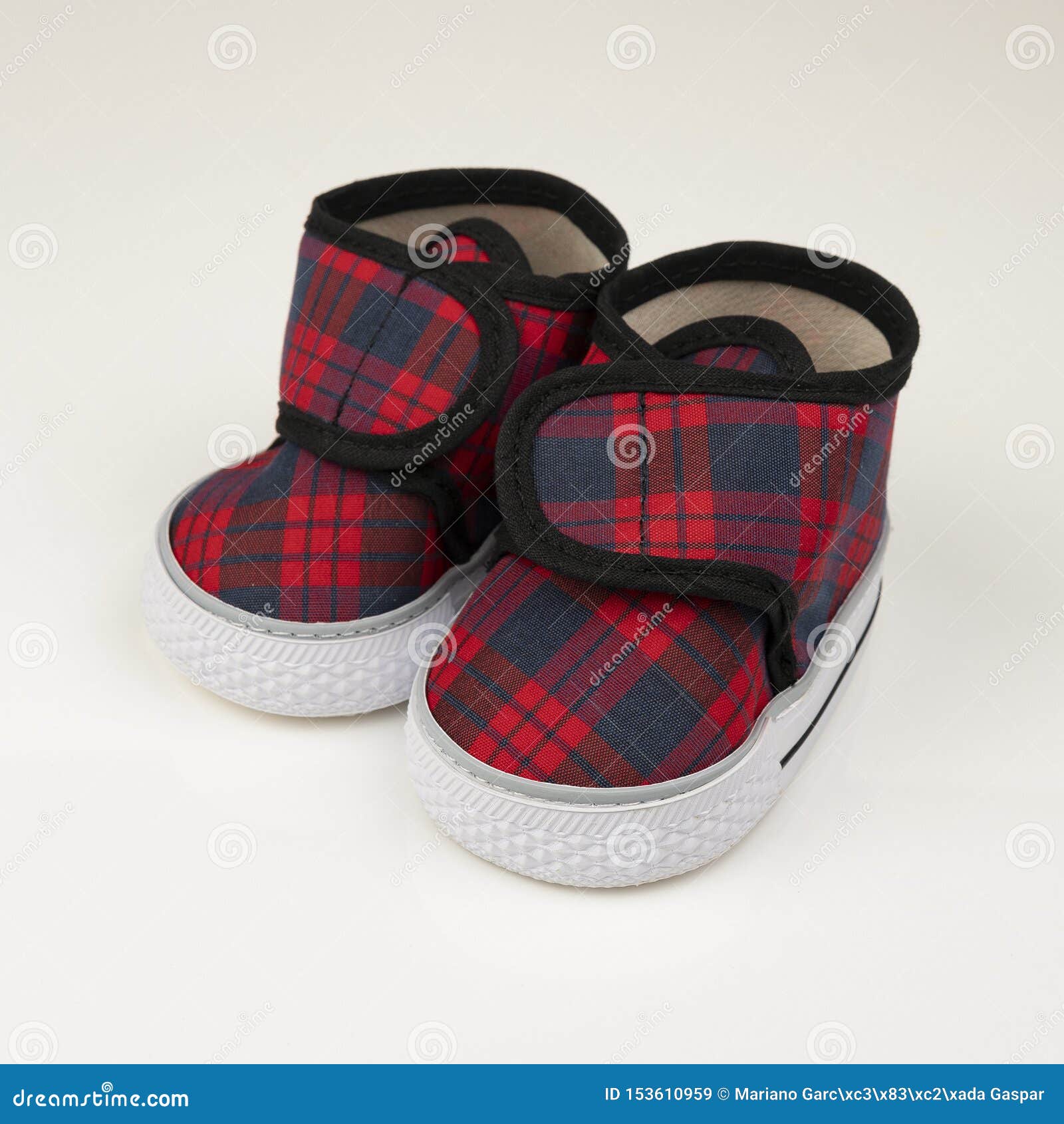 red baby shoes