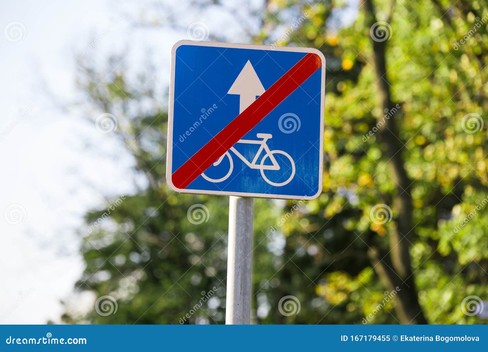 Kết thúc làn đường cho người đi xe đạp: Bạn đang tìm kiếm thông tin về các biển báo đường cho người đi xe đạp? Chúng tôi sẽ giúp bạn tìm hiểu về biển báo kết thúc làn đường cho người đi xe đạp và làm thế nào để thông thạo sử dụng biển báo này. Bấm vào hình ảnh để tìm hiểu thêm.
