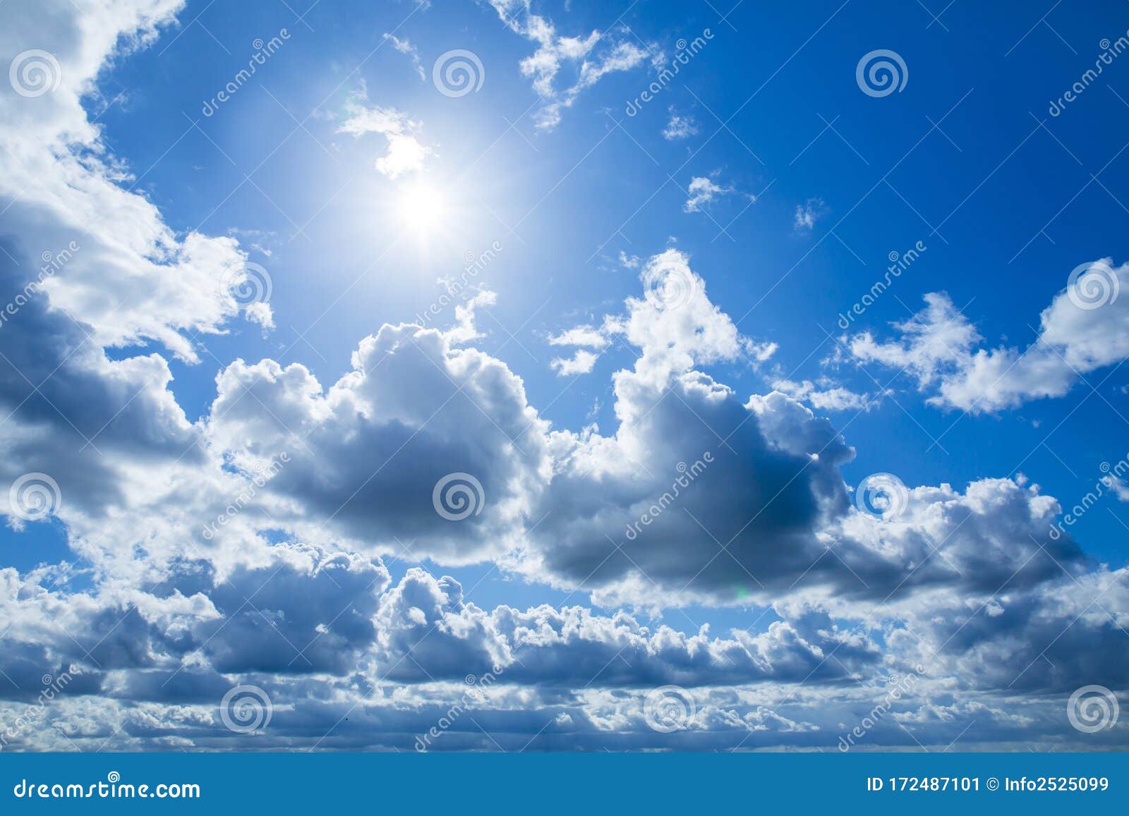 Nếu bạn yêu thích thiên nhiên thì hãy dành chút ít thời gian để chiêm ngưỡng bầu trời xanh với đám mây đang bay lượn. Sự hài hòa giữa màu xanh và trắng sẽ khiến bạn cảm thấy bình yên, gợi lên những trải nghiệm và cảm xúc đặc biệt.