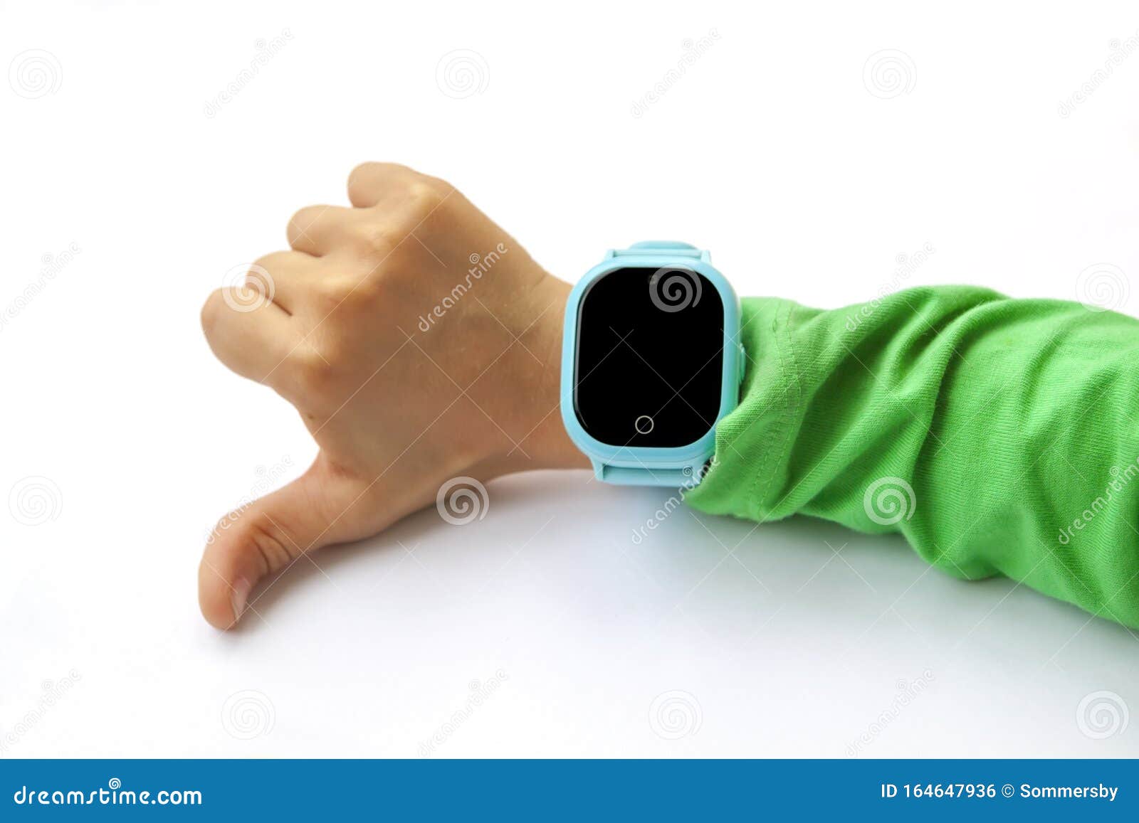 Blue Smart Digital Watch En La Mano De Un Chico Con Manga Verde Tecnologías  Modernas Para La Infancia Rastreador GPS Para Niños, Foto de archivo -  Imagen de lindo, tacto: 164647936