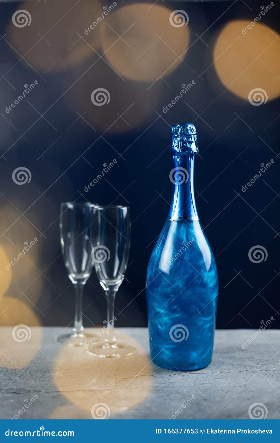 Fácil de suceder vestir Sherlock Holmes Blue Sparkling Wine Champagne with Glasses Stock Image - Image of closed,  bottle: 166377653