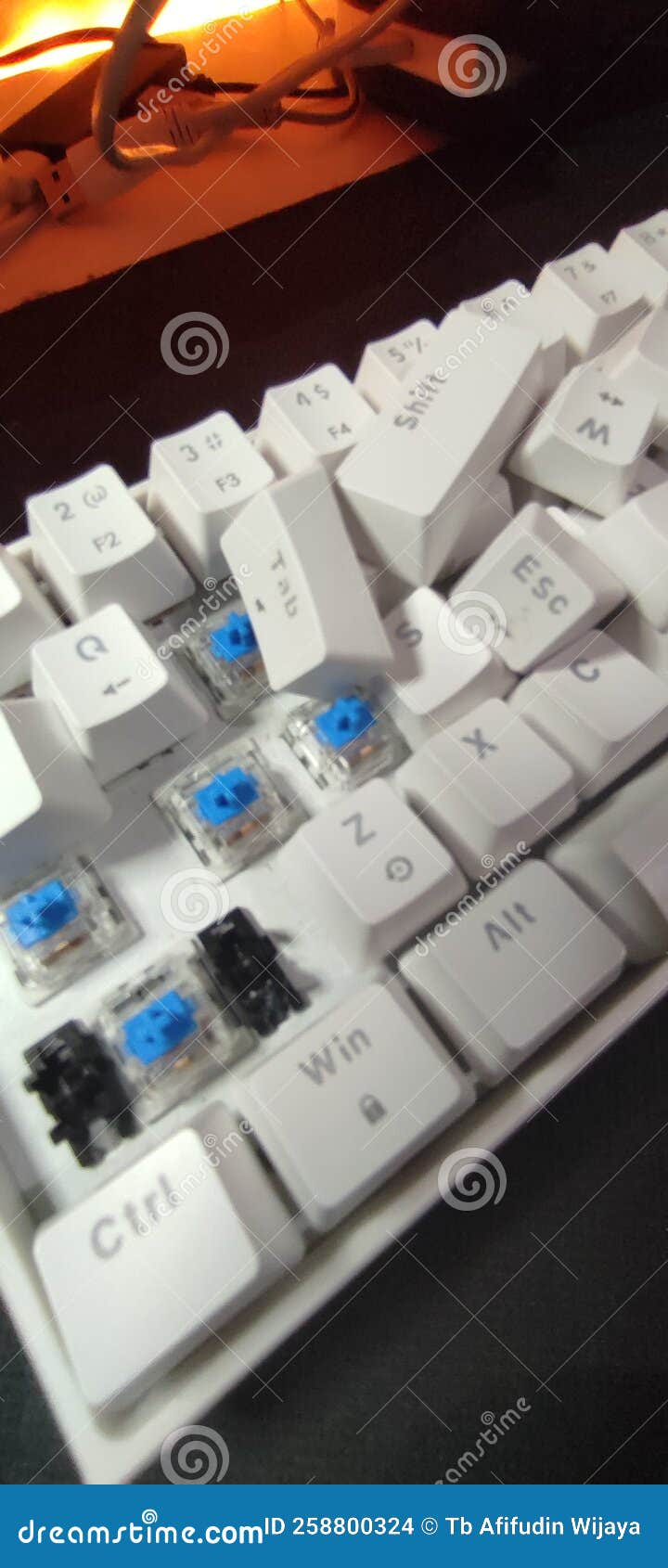 blue switch mechanical keyboard with detached keycaps