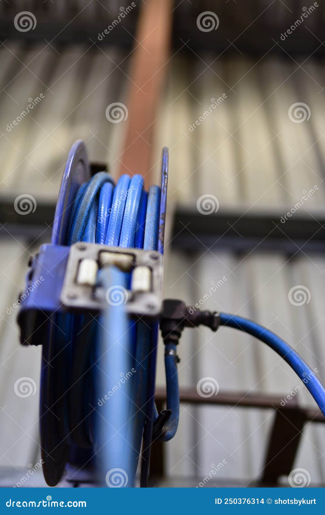 https://thumbs.dreamstime.com/z/blue-wall-mounted-self-retracting-air-hose-reel-compressor-workshop-tools-250376314.jpg