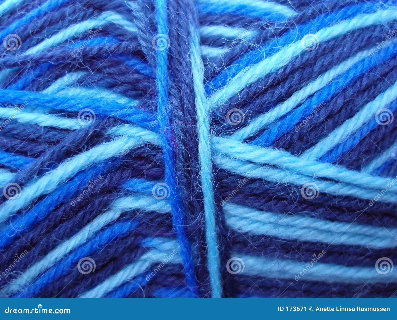 Пряжа синяя шерсть. Пряжа сине-голубая. Тканевой пряжи голубая. Синие нитки для вязания. Пряжа голубая текстура.