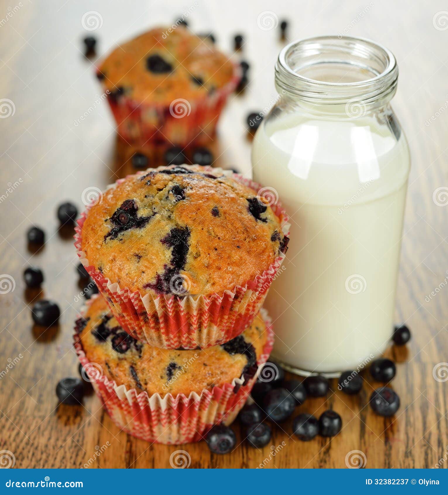 Blueberry muffins and milk stock image. Image of berries 32382237