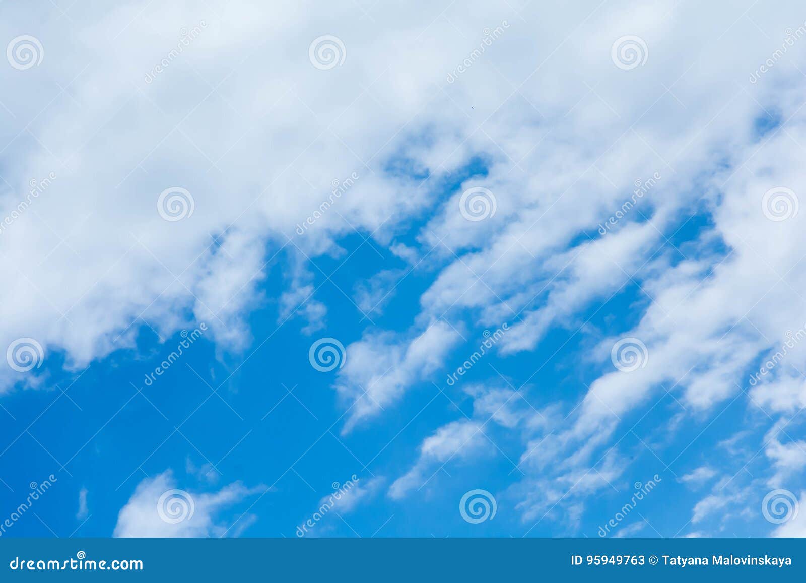 Bluen clouds skyen. Blå himmel med moln under dagen