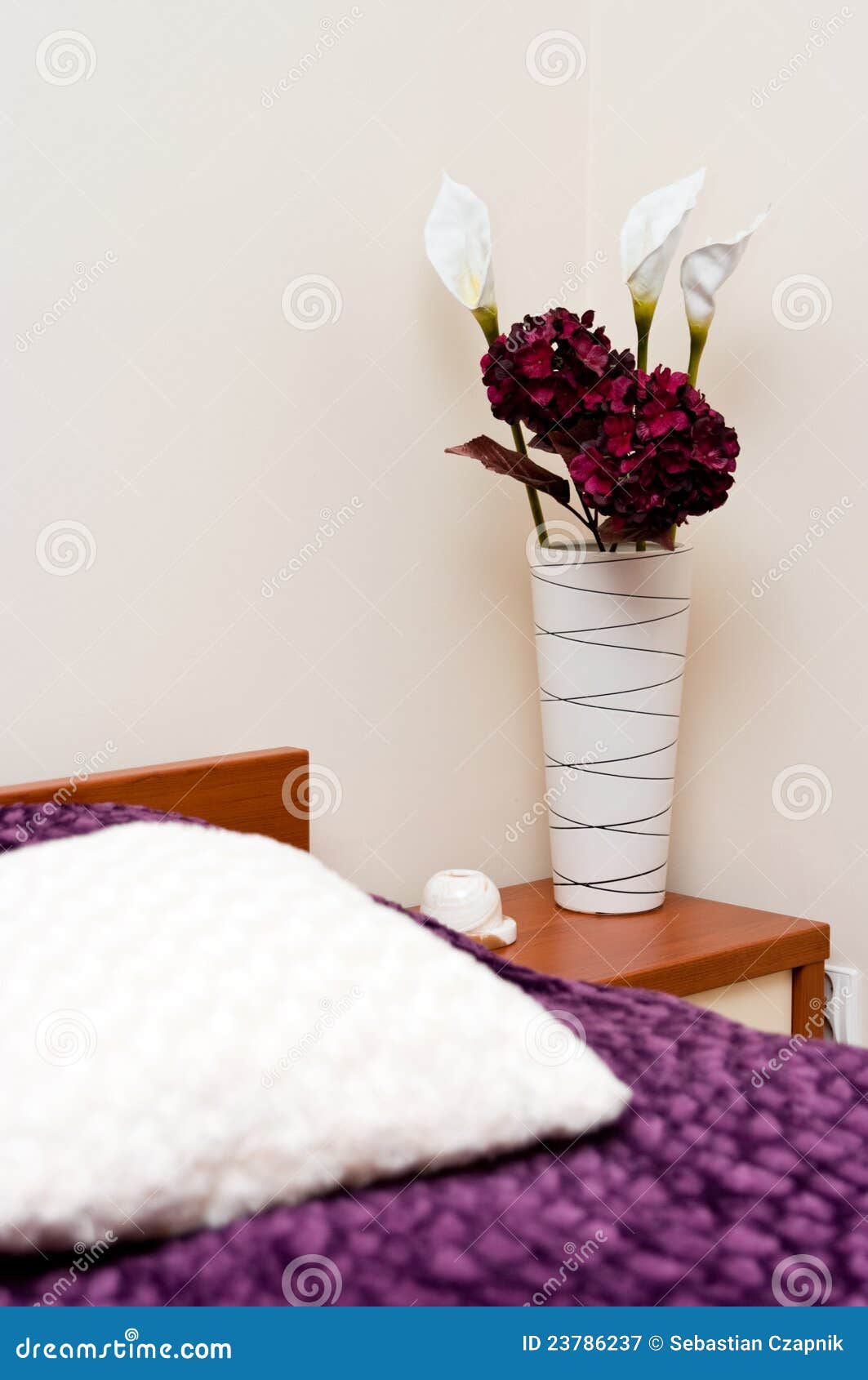 Blumen Im Cosy Schlafzimmer Stockbild Bild von bequem, innere 23786237