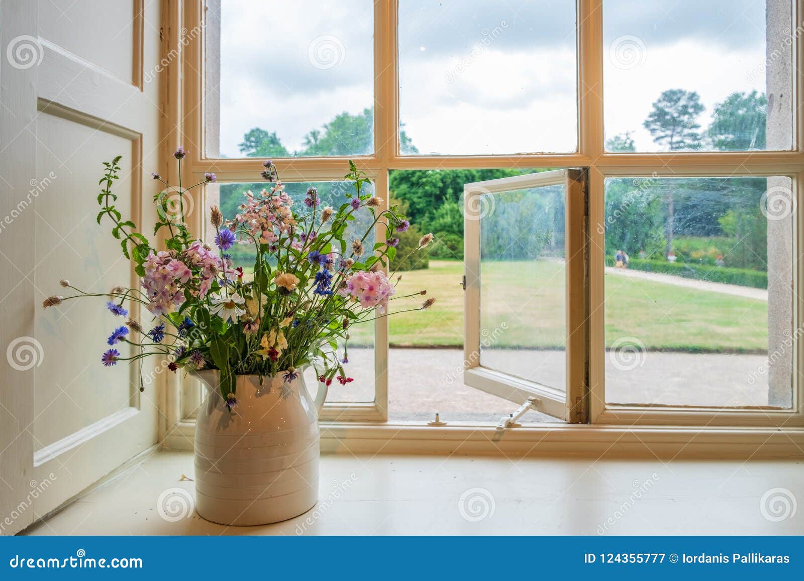 Blumen Und Fensteransicht In Garten Von Traditionellen Englisch Stockbild Bild Von Garten Fensteransicht