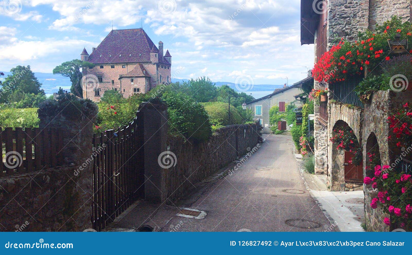 Blumendorf Und Mittelalterliches Schloss Von Yvoire ...