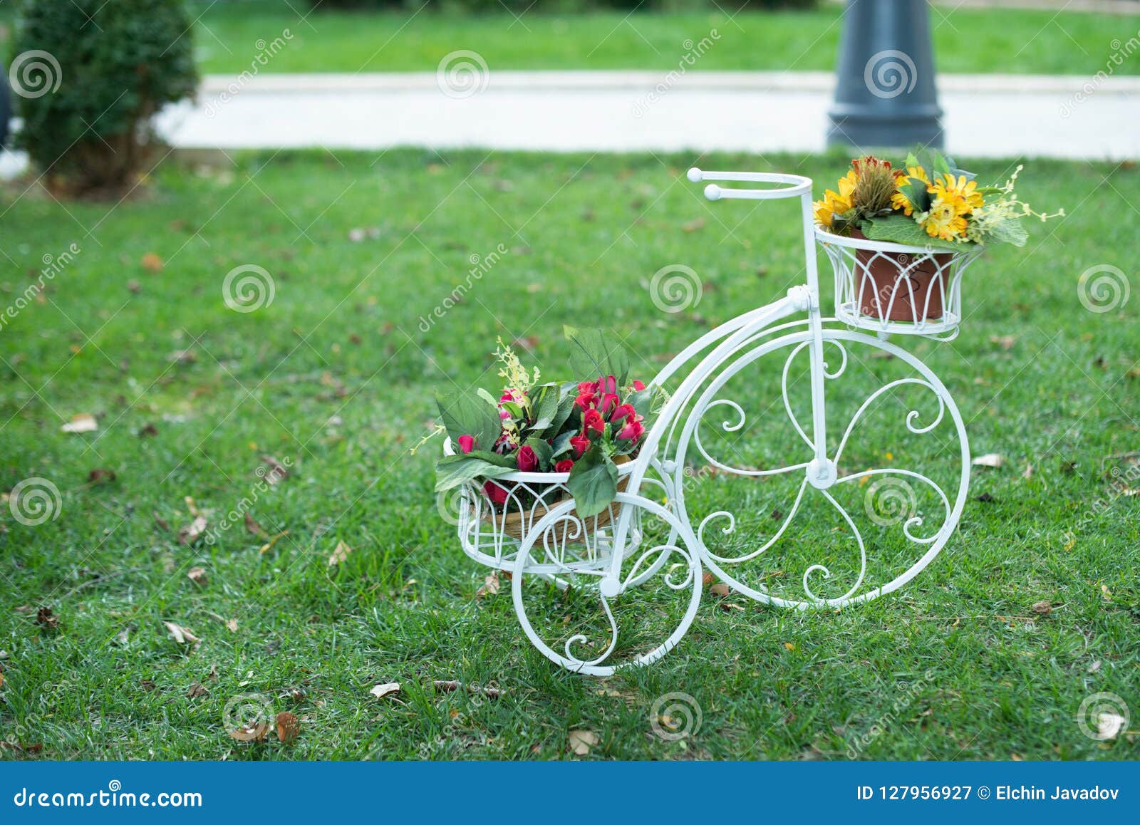 Blumenfahrrad Auf Dem Garten Stockbild Bild von dekoration, farbe