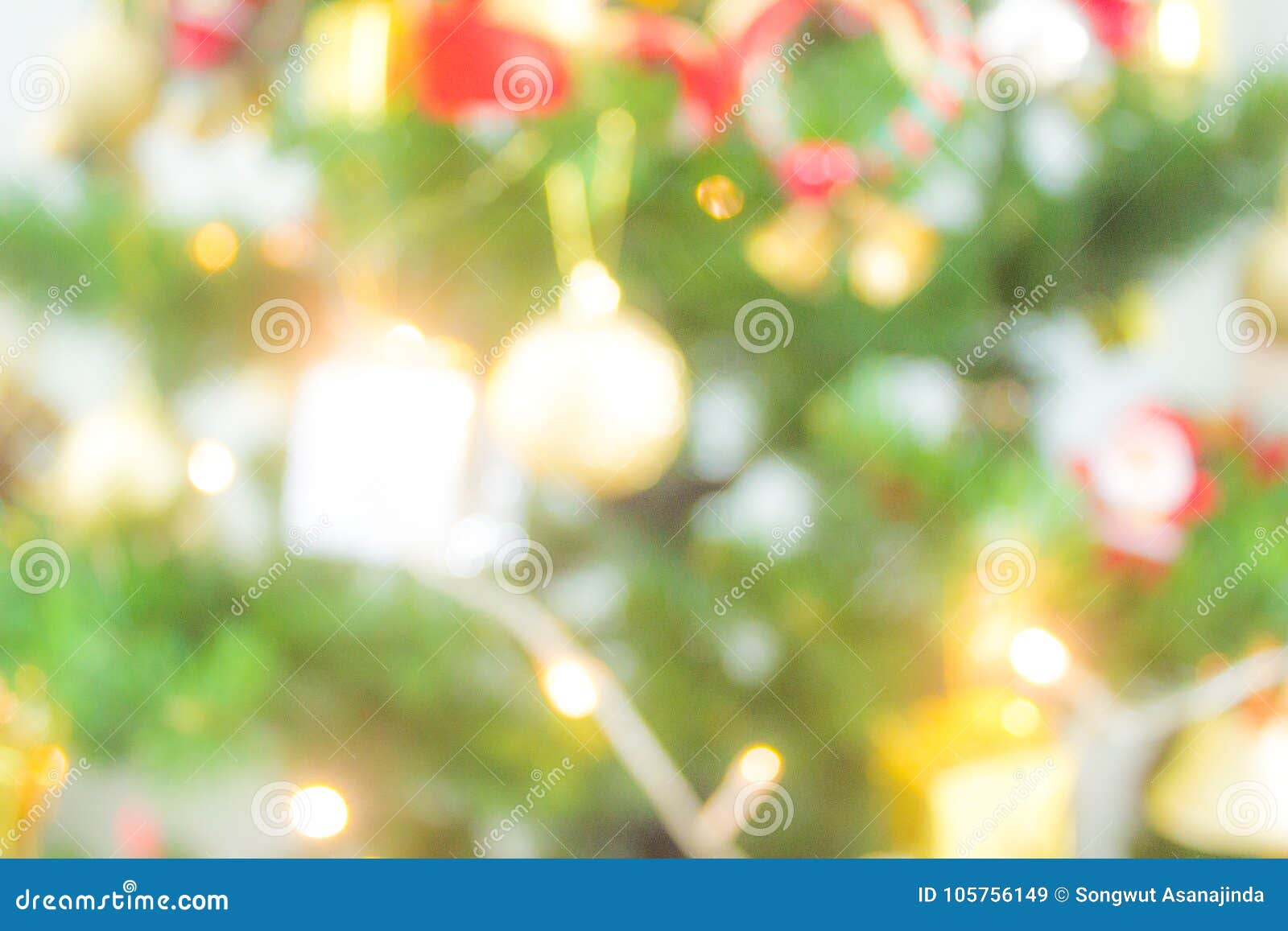 Hãy cùng ngắm những đèn điện đầy phấn khích của mùa Giáng sinh! Với hàng ngàn đèn LED rực rỡ và sắc màu trên những cây thông trang trí, chắc chắn bạn sẽ cảm thấy mình như đang ở trong một thế giới kỳ diệu. Hãy bấm vào hình ảnh để trải nghiệm điều đó nhé!