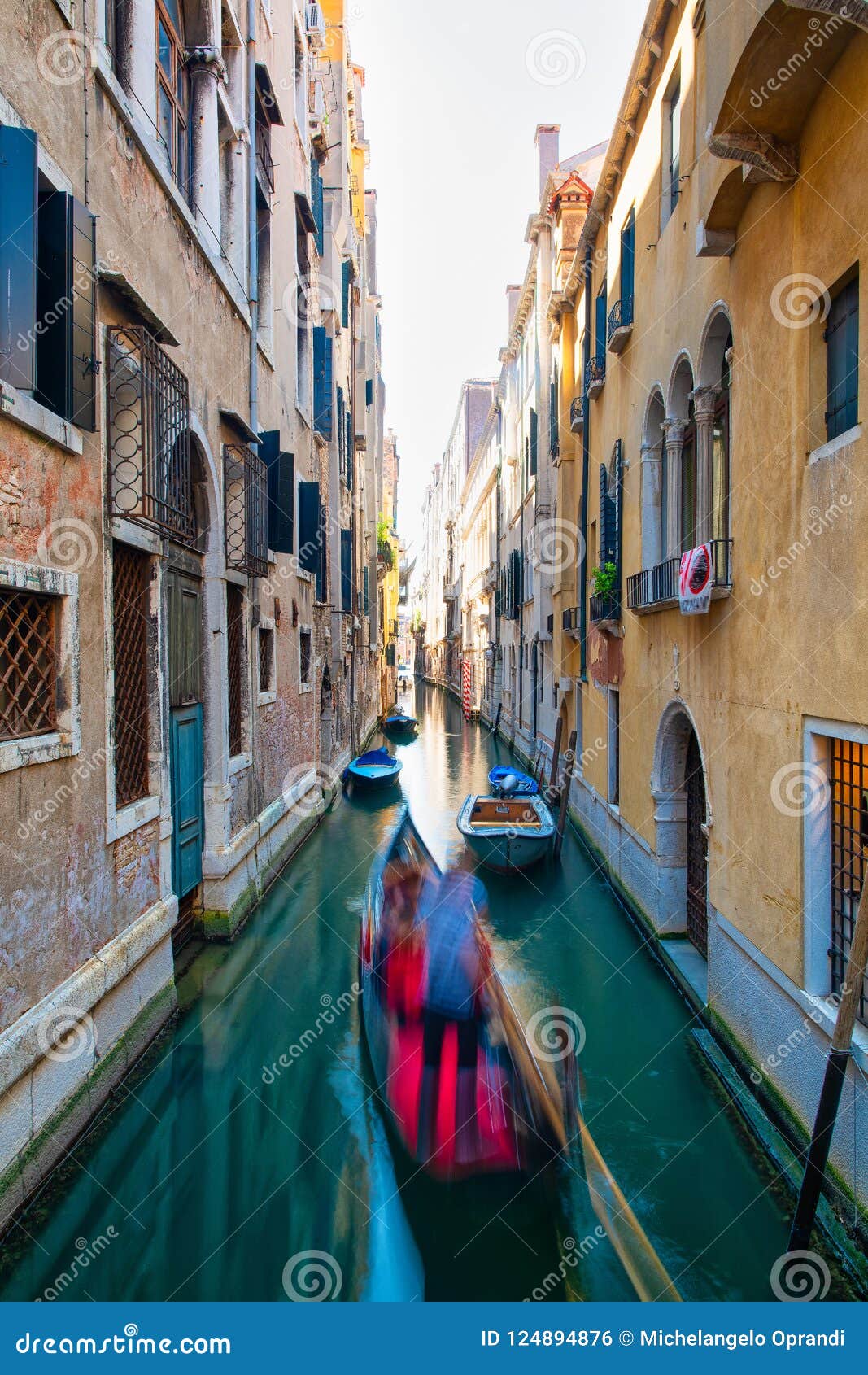 Blurred Effect for a Gondolier with Tourists in a Canal in Venice Stock ...