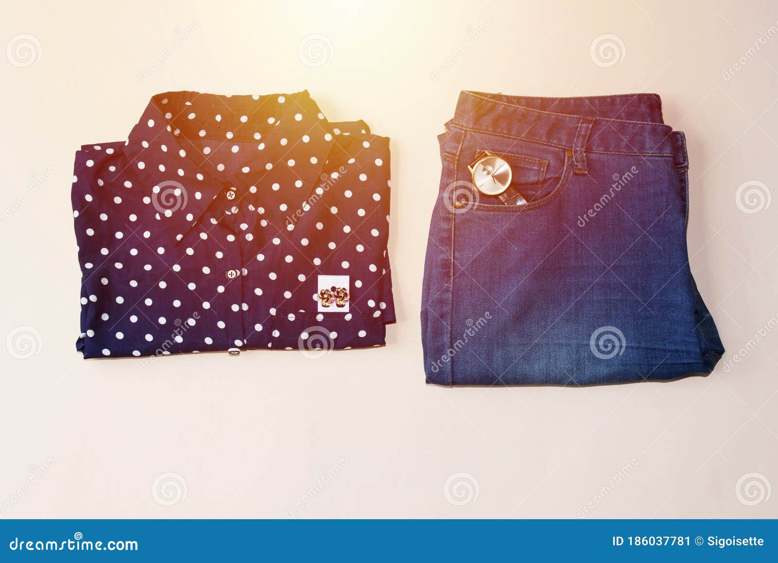Blusa Azul Y Jeans Azules Reloj De Mano. Ropa Básica De Verano De Primavera Para Las Mujeres. Prendas De Vestir Composición Plana. Imagen de archivo - Imagen de accesorios, mezclilla: 186037781 Blusa Azul Y Jeans Azules Reloj De Mano. Ropa Básica De Verano De Primavera Para Las Mujeres. Prendas De Vestir Composición Plana. Imagen de archivo - Imagen de accesorios, mezclilla: 186037781