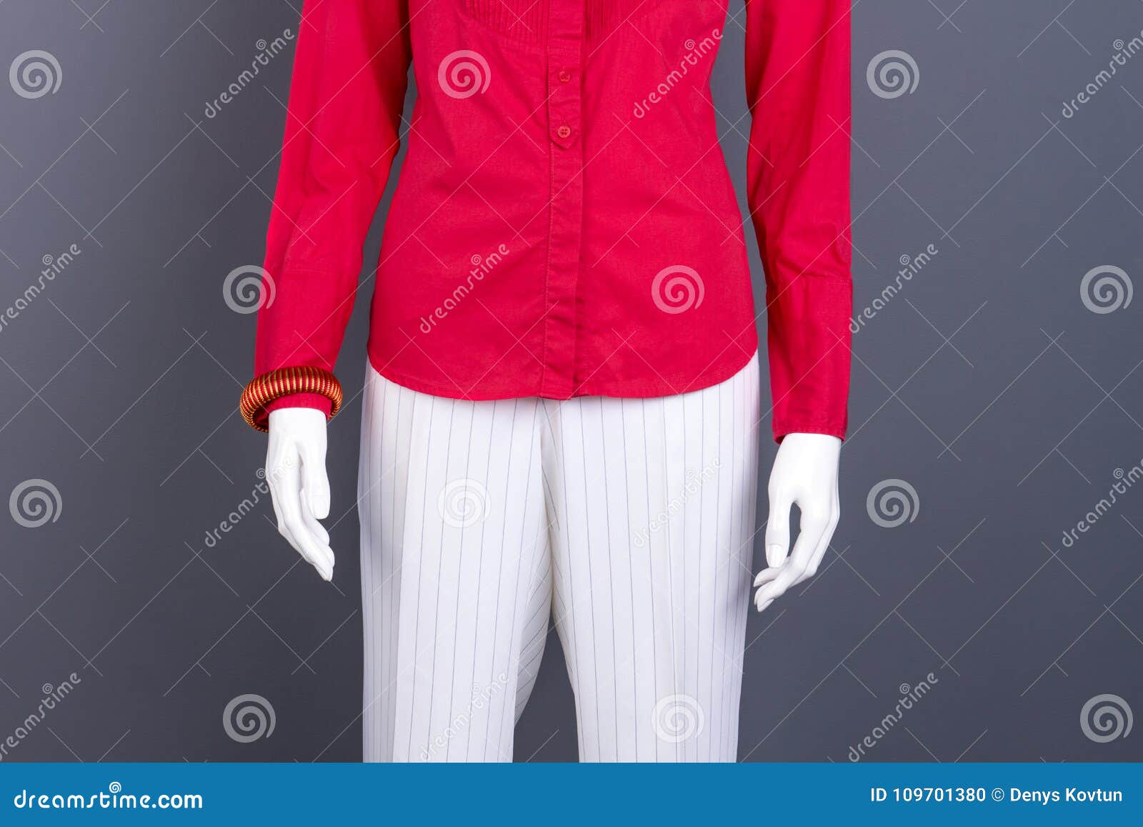 calificación Santo navegador Blusa Roja Y Pantalones Blancos Para Las Mujeres Foto de archivo - Imagen  de rojo, vestido: 109701380