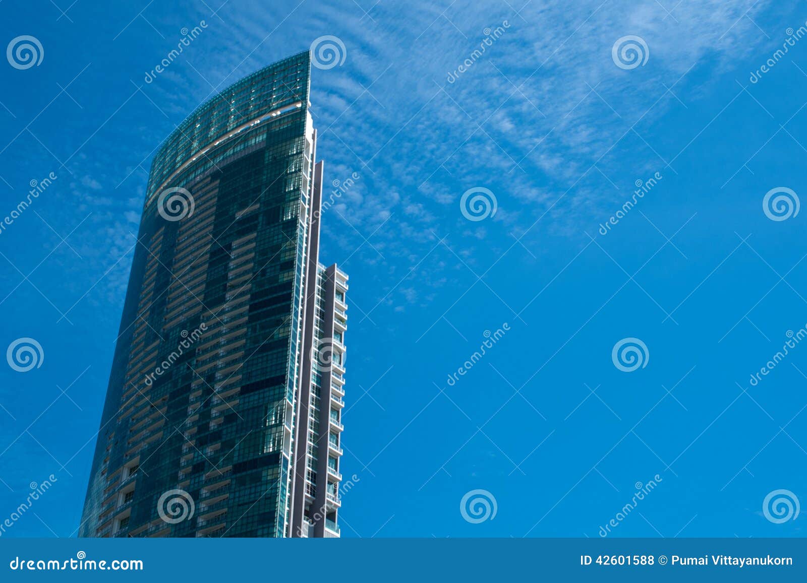 Blå byggnadssky. Ensam byggnad i blå himmel