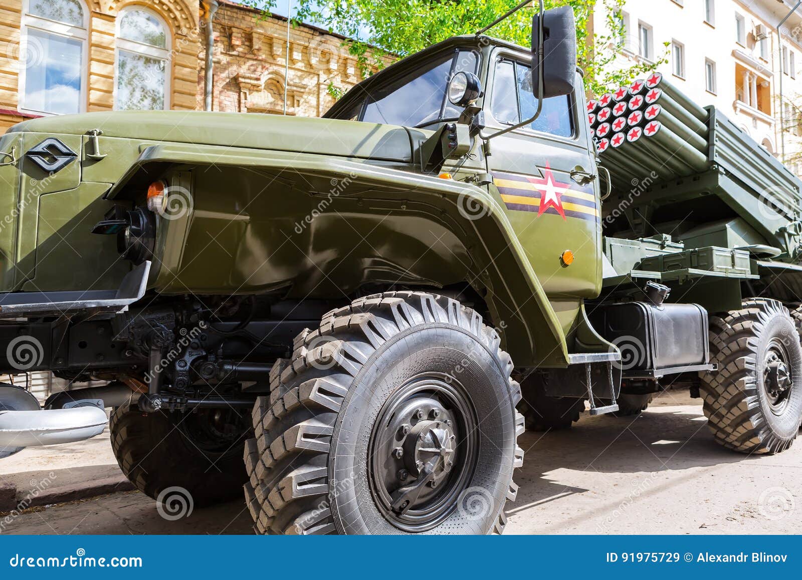 Samara, Rusland - Mei 6, 2017: BM-21 Grad 122 mm Veelvoudig Rocket Launcher op ural-375D chassis bij de stadsstraat in Samara, Rusland