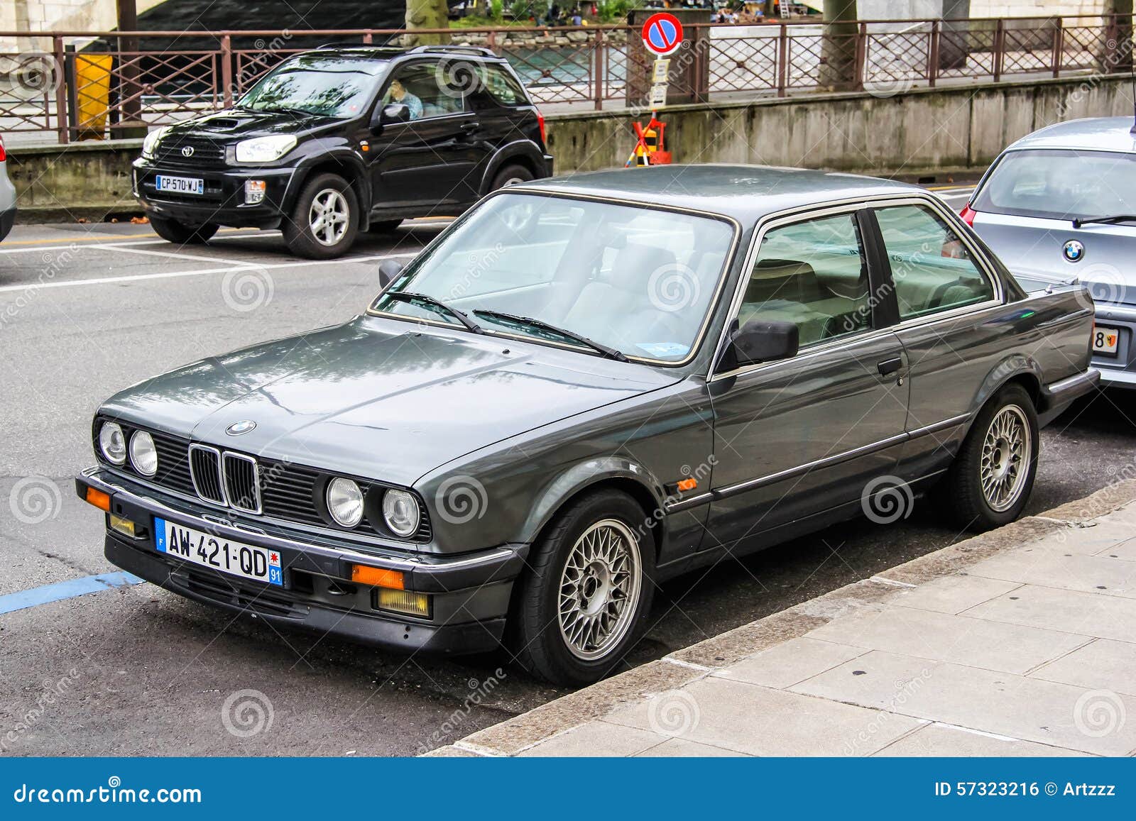 https://thumbs.dreamstime.com/z/bmw-e-series-geneva-switzerland-august-grey-classical-car-city-street-57323216.jpg